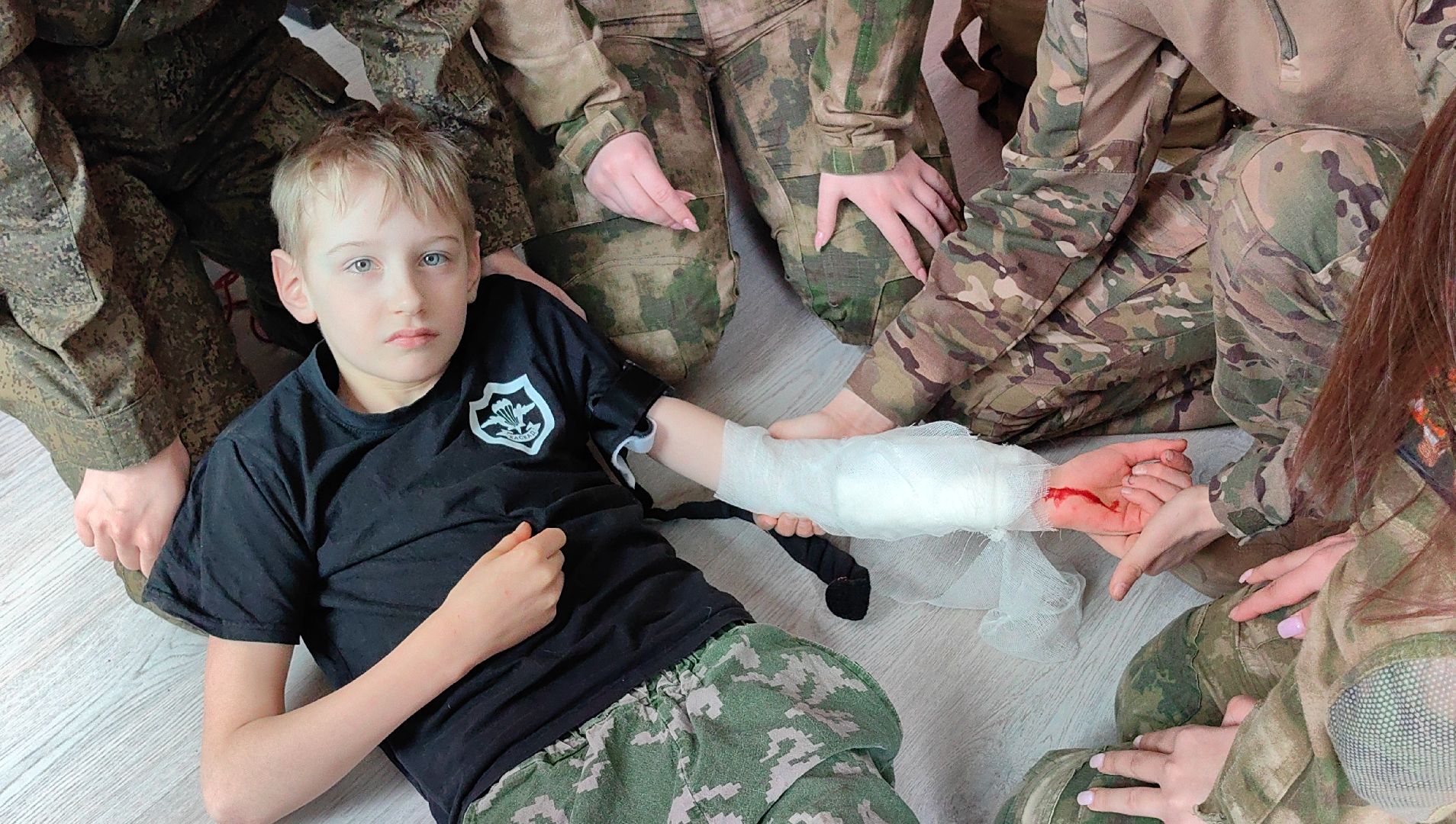 девушки в погонах, Военно-патриотическая автомат Калашников, снаряжение, костюм ОЗК, первая помощь,