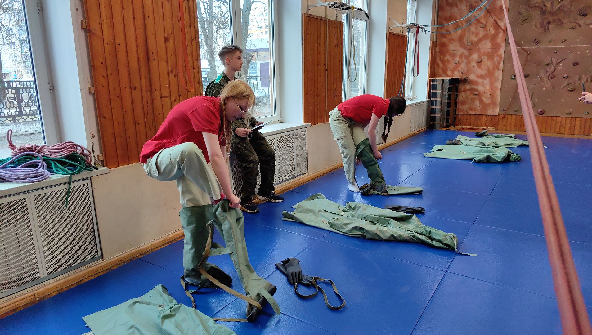 девушки в погонах, Военно-патриотическая автомат Калашников, снаряжение, костюм ОЗК, первая помощь,