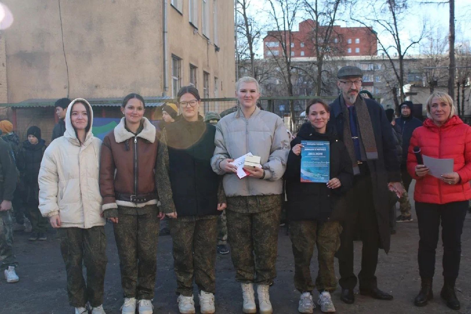 девушки в погонах, Военно-патриотическая автомат Калашников, снаряжение, костюм ОЗК, первая помощь,