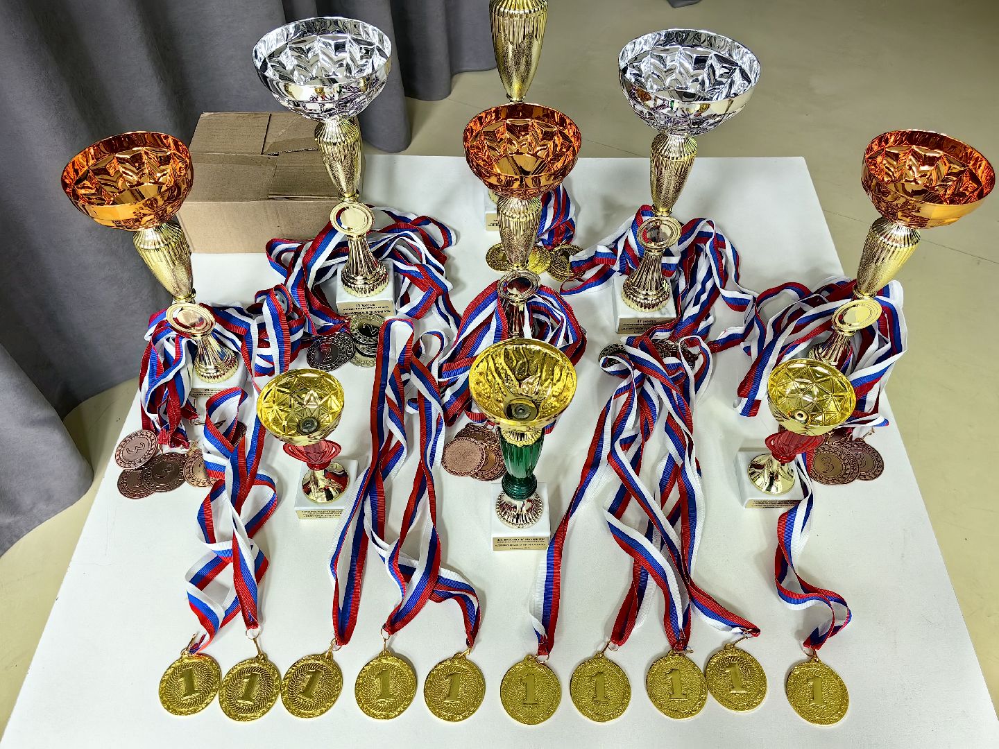 девушки в погонах, Военно-патриотическая автомат Калашников, снаряжение, костюм ОЗК, первая помощь,