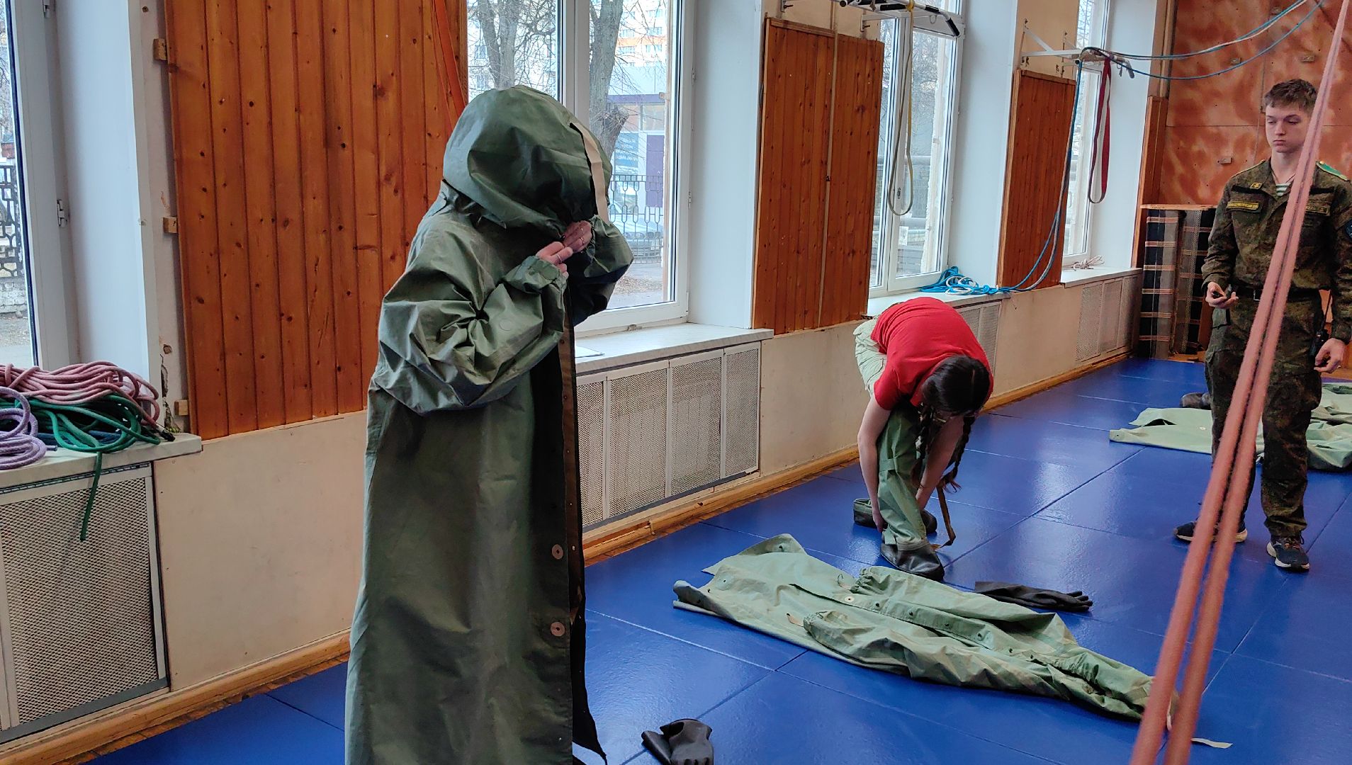 девушки в погонах, Военно-патриотическая автомат Калашников, снаряжение, костюм ОЗК, первая помощь,