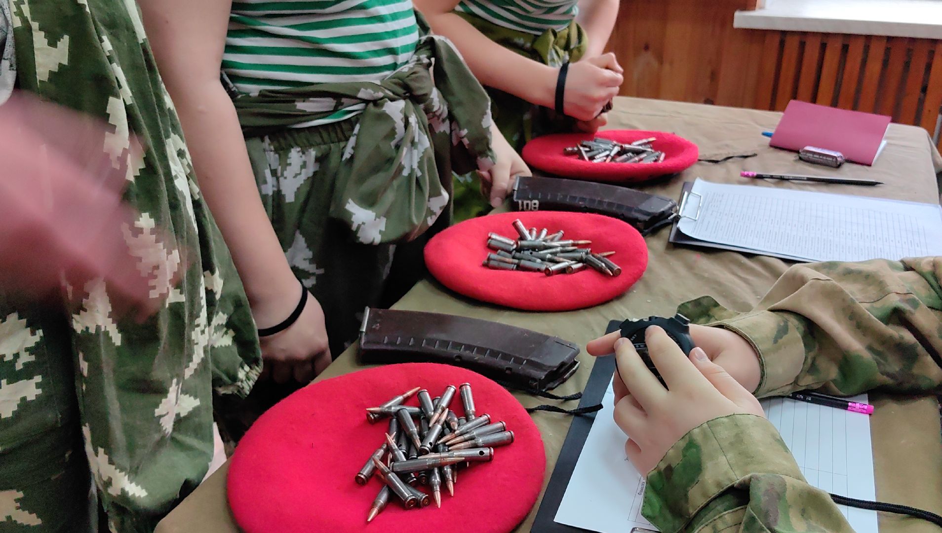 девушки в погонах, Военно-патриотическая автомат Калашников, снаряжение, костюм ОЗК, первая помощь,