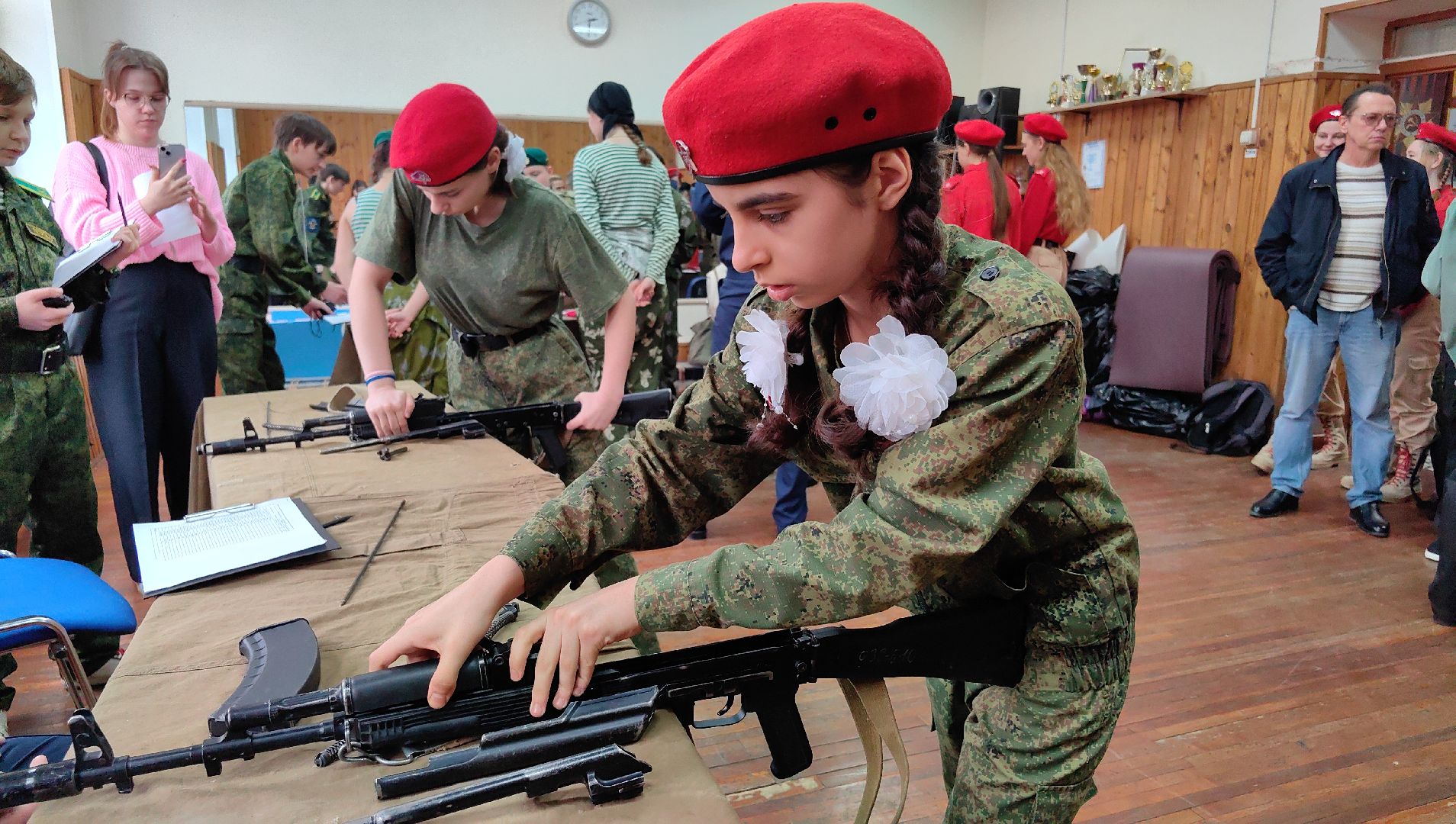 девушки в погонах, Военно-патриотическая автомат Калашников, снаряжение, костюм ОЗК, первая помощь,