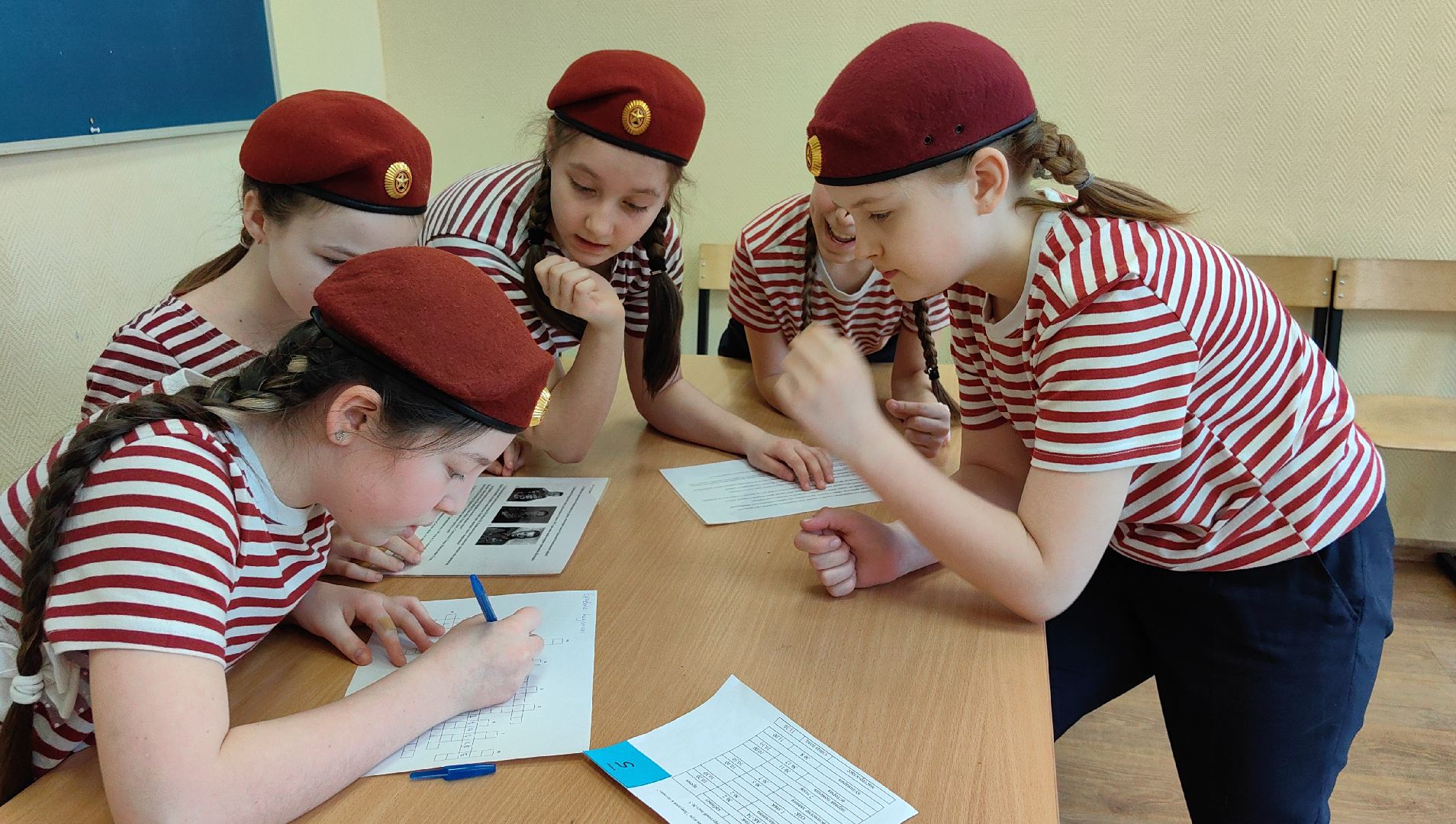 девушки в погонах, Военно-патриотическая автомат Калашников, снаряжение, костюм ОЗК, первая помощь,