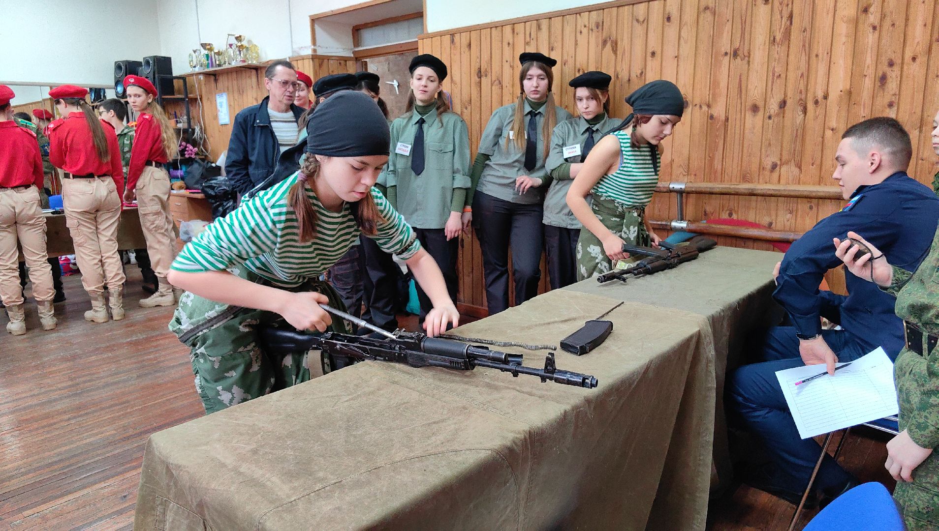 девушки в погонах, Военно-патриотическая автомат Калашников, снаряжение, костюм ОЗК, первая помощь,