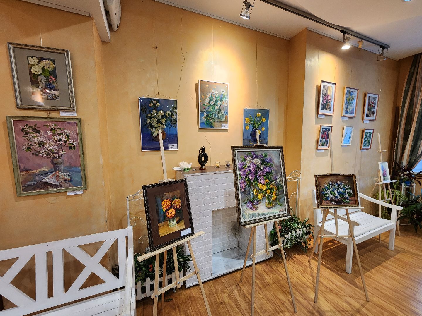 Чехов, улица Чехова 45, дворец культуры Дружба, выставка Цветочный вернисаж, картины цветов, Содружество чеховских художников, акварель, пастель, темпера, бесплатная выставка, натюрморты, пейзажи,