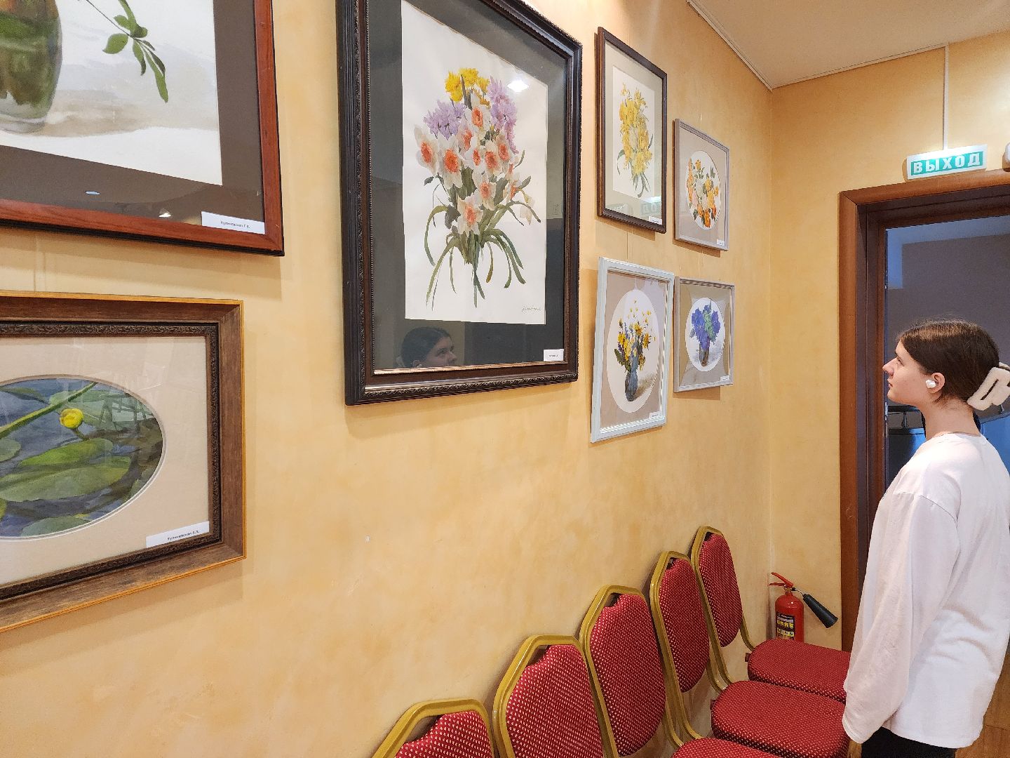 Чехов, улица Чехова 45, дворец культуры Дружба, выставка Цветочный вернисаж, картины цветов, Содружество чеховских художников, акварель, пастель, темпера, бесплатная выставка, натюрморты, пейзажи,