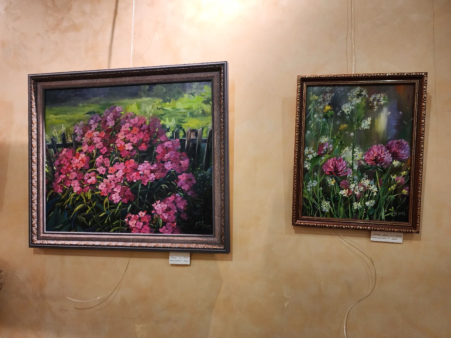 Чехов, улица Чехова 45, дворец культуры Дружба, выставка Цветочный вернисаж, картины цветов, Содружество чеховских художников, акварель, пастель, темпера, бесплатная выставка, натюрморты, пейзажи,