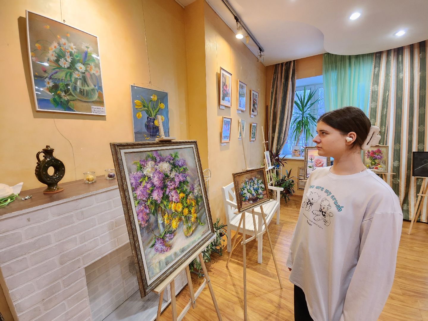 Чехов, улица Чехова 45, дворец культуры Дружба, выставка Цветочный вернисаж, картины цветов, Содружество чеховских художников, акварель, пастель, темпера, бесплатная выставка, натюрморты, пейзажи,