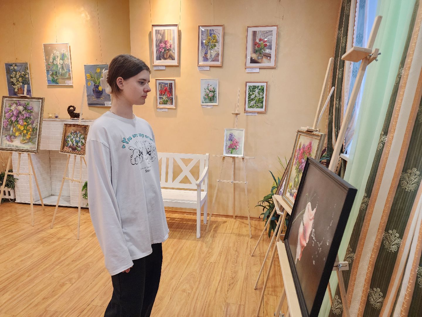 Чехов, улица Чехова 45, дворец культуры Дружба, выставка Цветочный вернисаж, картины цветов, Содружество чеховских художников, акварель, пастель, темпера, бесплатная выставка, натюрморты, пейзажи,