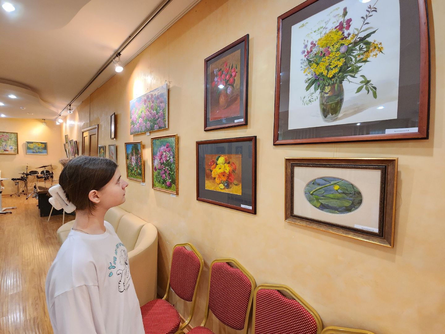 Чехов, улица Чехова 45, дворец культуры Дружба, выставка Цветочный вернисаж, картины цветов, Содружество чеховских художников, акварель, пастель, темпера, бесплатная выставка, натюрморты, пейзажи,