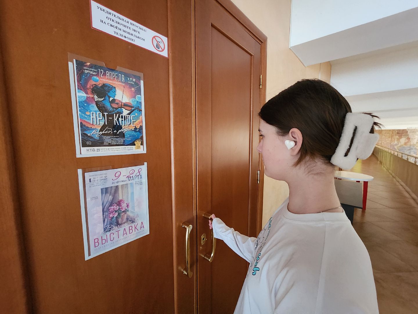 Чехов, улица Чехова 45, дворец культуры Дружба, выставка Цветочный вернисаж, картины цветов, Содружество чеховских художников, акварель, пастель, темпера, бесплатная выставка, натюрморты, пейзажи,