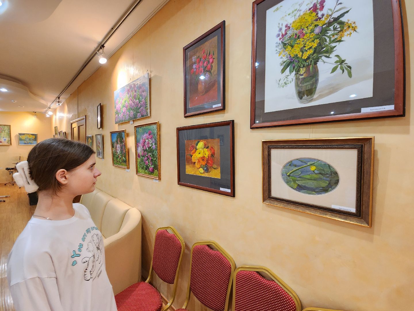 Чехов, улица Чехова 45, дворец культуры Дружба, выставка Цветочный вернисаж, картины цветов, Содружество чеховских художников, акварель, пастель, темпера, бесплатная выставка, натюрморты, пейзажи,