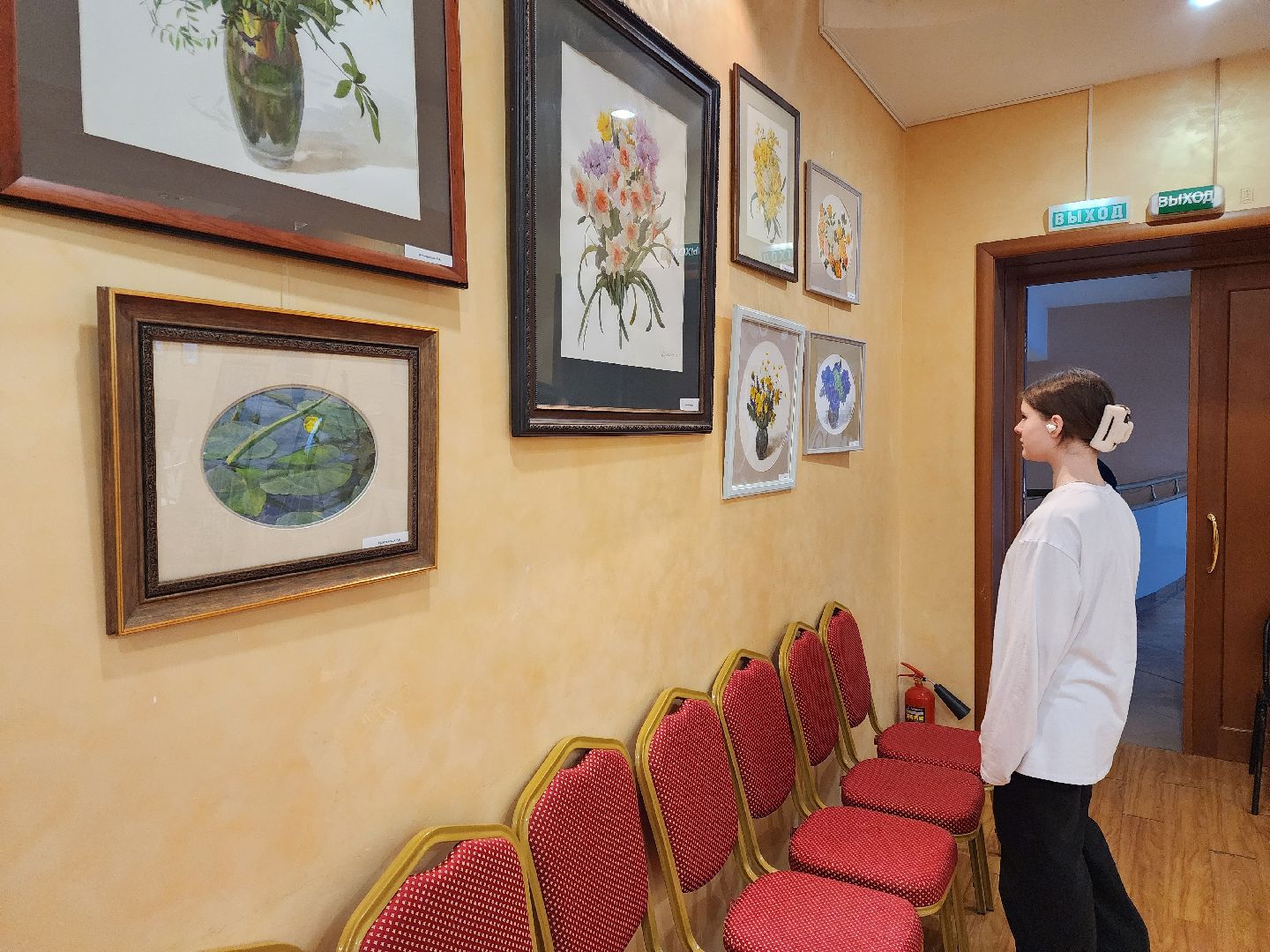 Чехов, улица Чехова 45, дворец культуры Дружба, выставка Цветочный вернисаж, картины цветов, Содружество чеховских художников, акварель, пастель, темпера, бесплатная выставка, натюрморты, пейзажи,