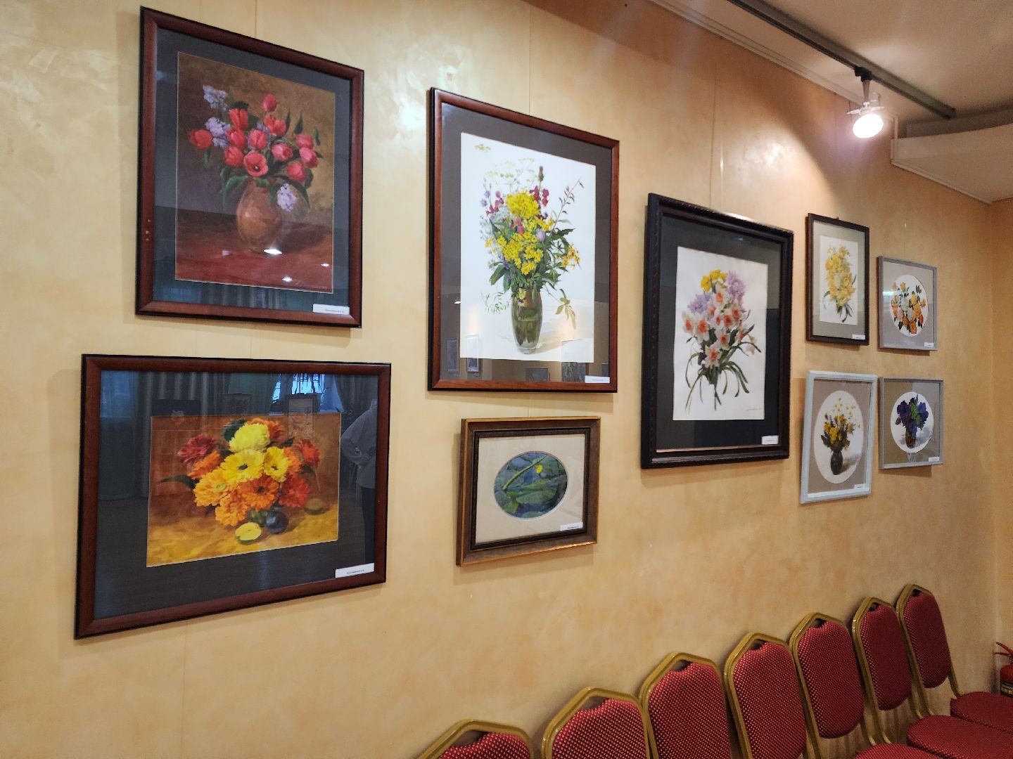 Чехов, улица Чехова 45, дворец культуры Дружба, выставка Цветочный вернисаж, картины цветов, Содружество чеховских художников, акварель, пастель, темпера, бесплатная выставка, натюрморты, пейзажи,