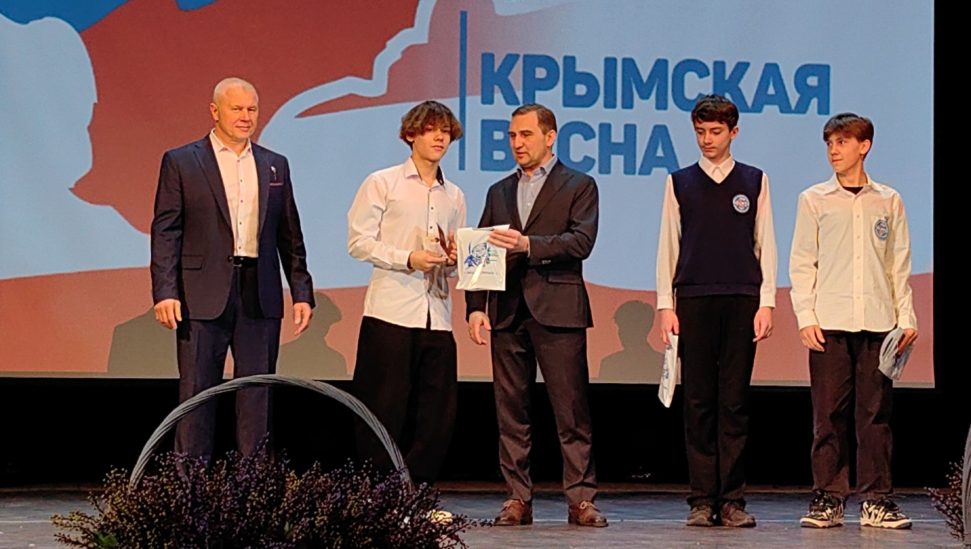 вручение паспортов, юные жители, первый документ, молодые люди,