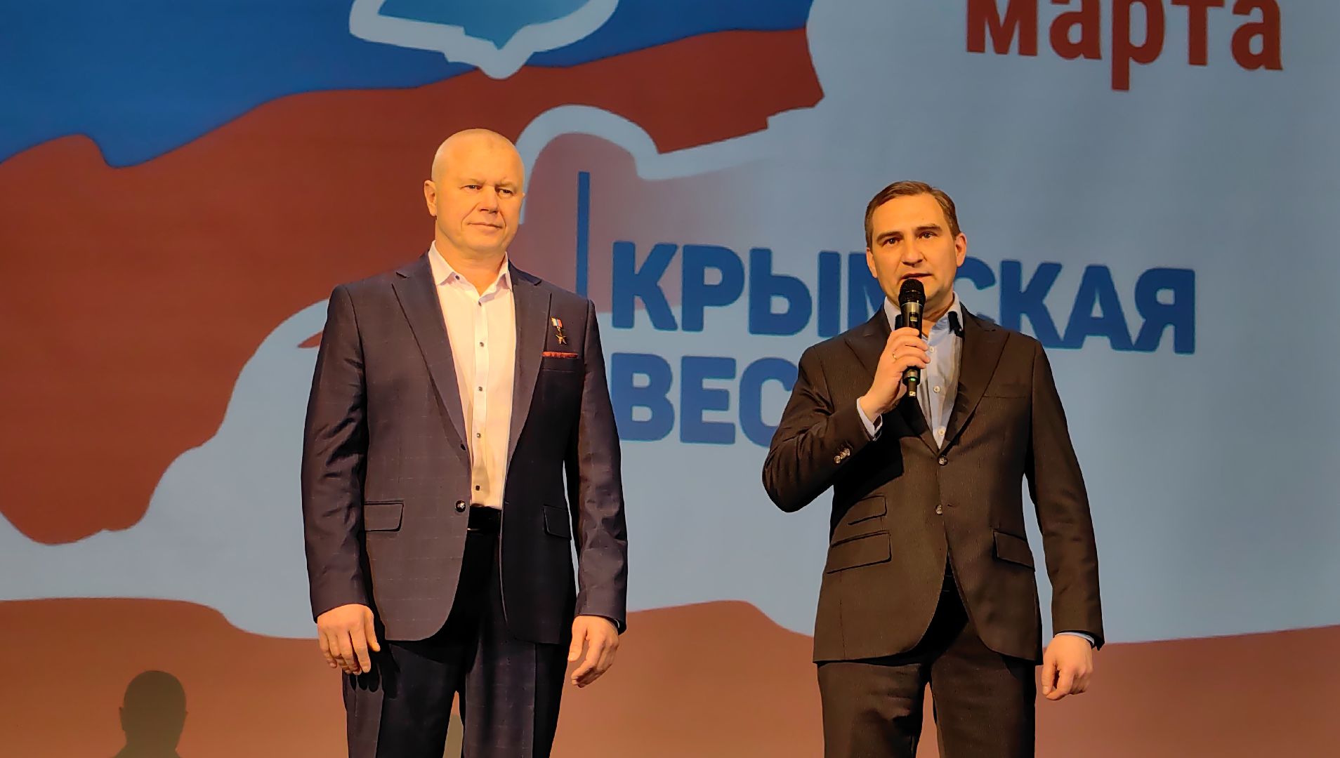 вручение паспортов, юные жители, первый документ, молодые люди,