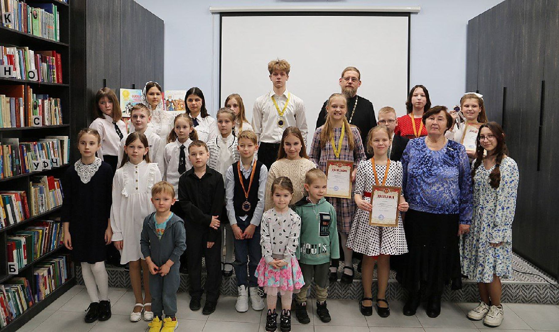 Чехов, улица Лопасненская 10, центральная библиотека, детский зал, красный уголок, мероприятия, мастер-классы, лекции, семинары, творческие вечера, викторины, игры, просмотры фильмов, модельная библиотека,