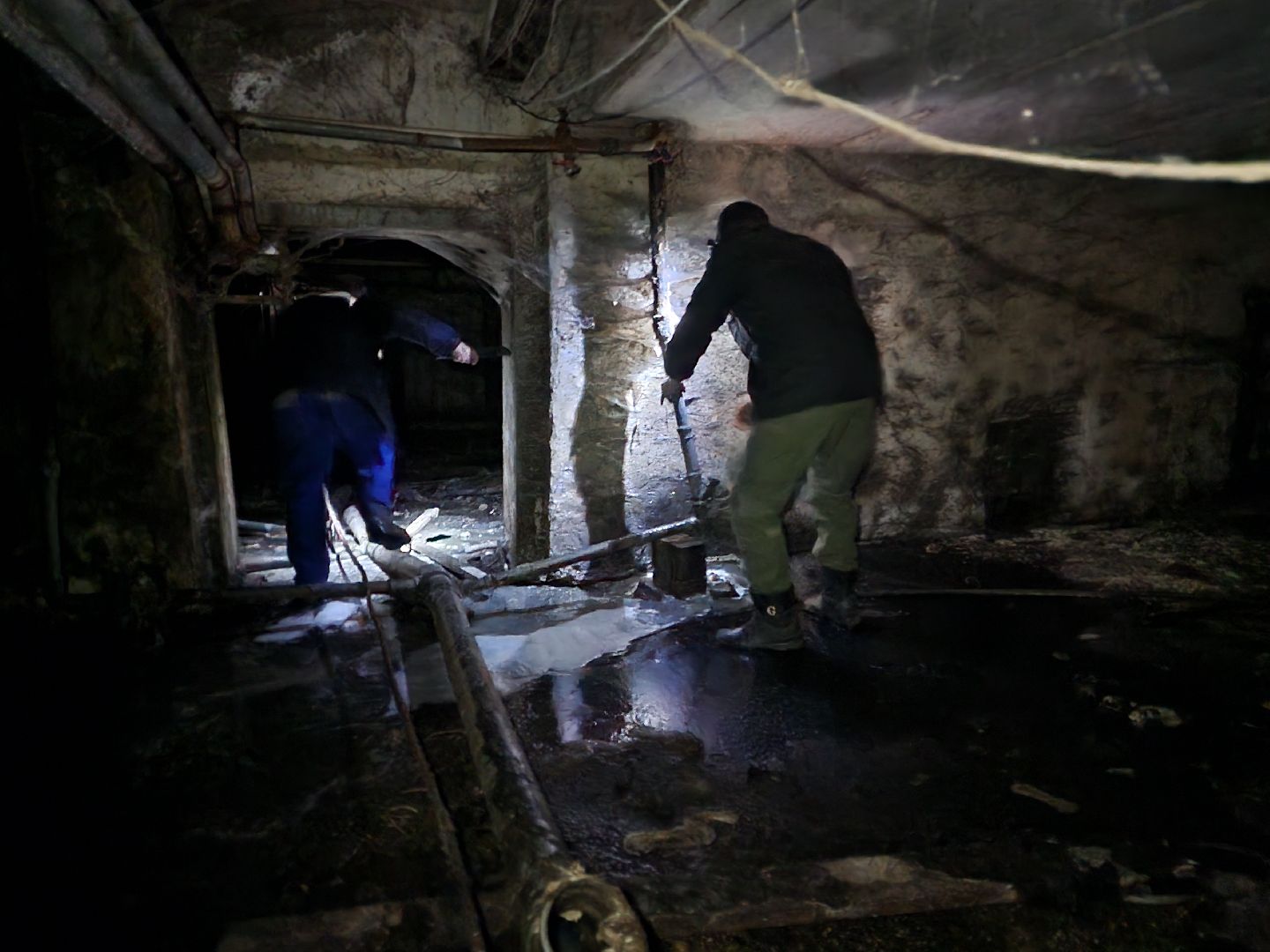 Чехов, улица Весенняя 20, жилой дом, подвал, подтопления, засор канализации, протечка трубы ГВС, устранение проблемы, управляющая компания, мбу чеховское благоустройство, просушка подвала, дезинфекция, вертикалки,