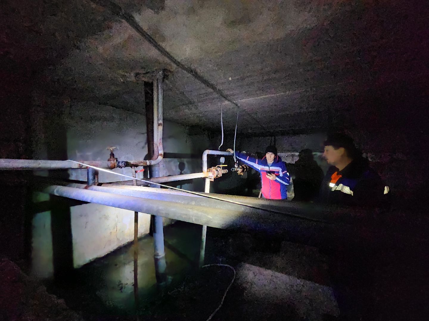 Чехов, улица Весенняя 20, жилой дом, подвал, подтопления, засор канализации, протечка трубы ГВС, устранение проблемы, управляющая компания, мбу чеховское благоустройство, просушка подвала, дезинфекция, вертикалки,