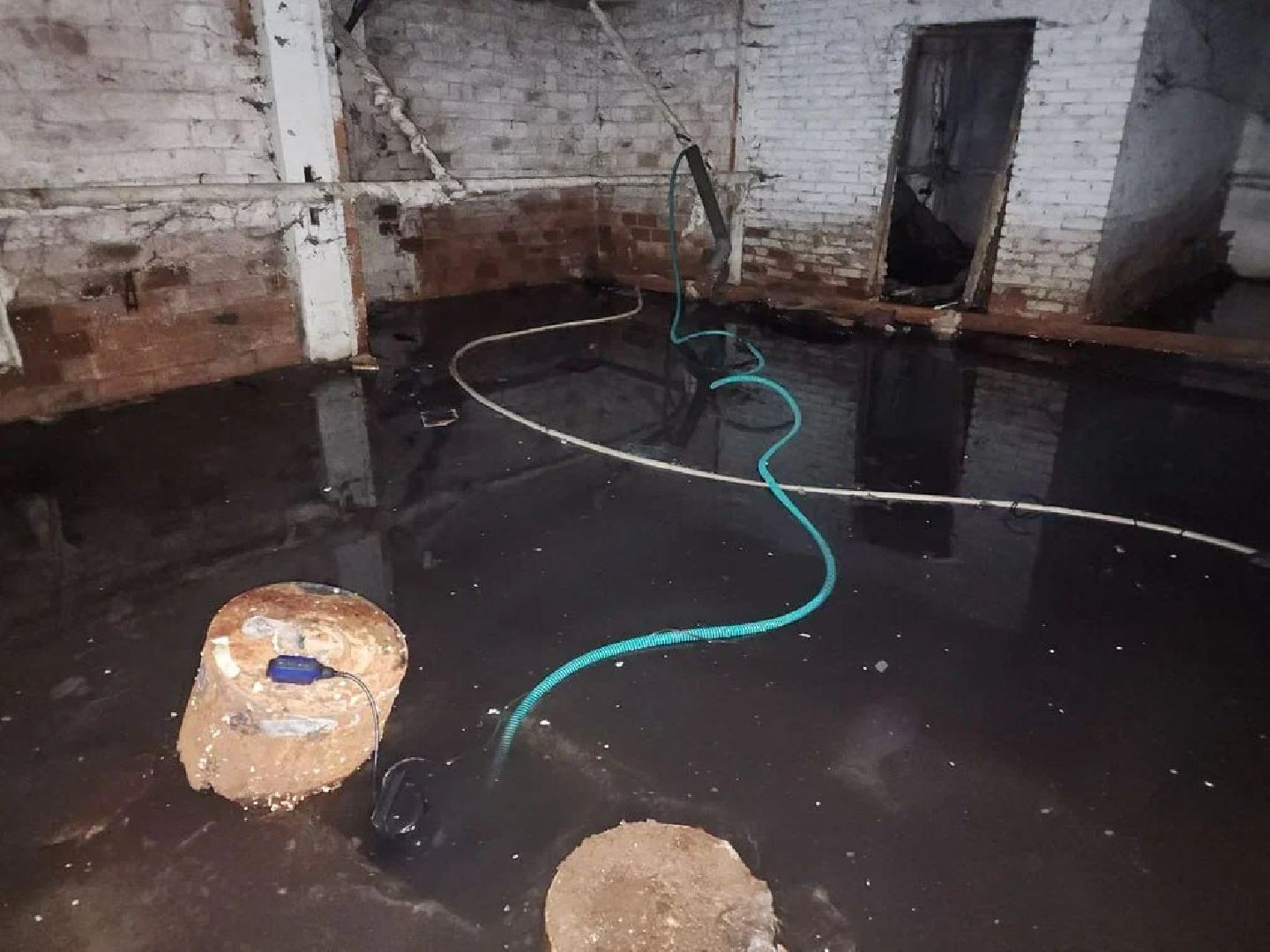 Чехов, Вишневый бульвар 4а, жилой дом, подтопление подвала, протечка, грунтовые воды, засор канализации, запахи канализации, комары, сырость, устранение проблемы, откачка воды, просушка, дезинфекция,