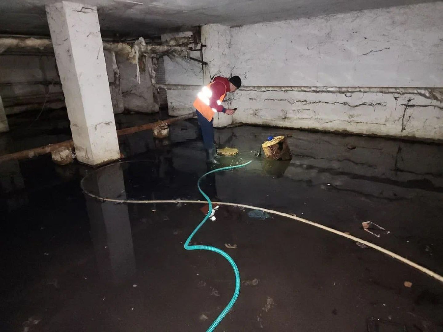 Чехов, Вишневый бульвар 4а, жилой дом, подтопление подвала, протечка, грунтовые воды, засор канализации, запахи канализации, комары, сырость, устранение проблемы, откачка воды, просушка, дезинфекция,