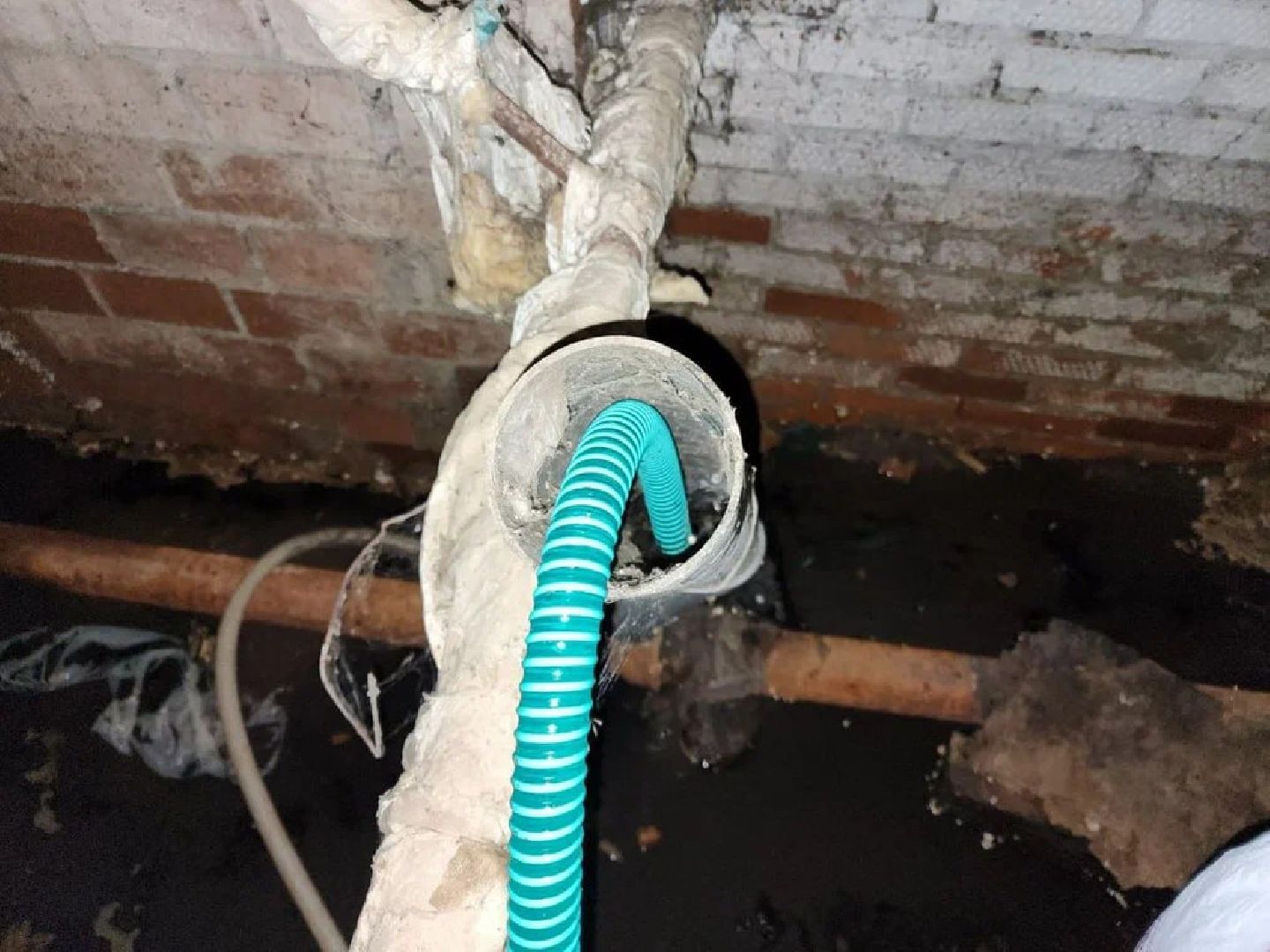 Чехов, Вишневый бульвар 4а, жилой дом, подтопление подвала, протечка, грунтовые воды, засор канализации, запахи канализации, комары, сырость, устранение проблемы, откачка воды, просушка, дезинфекция,