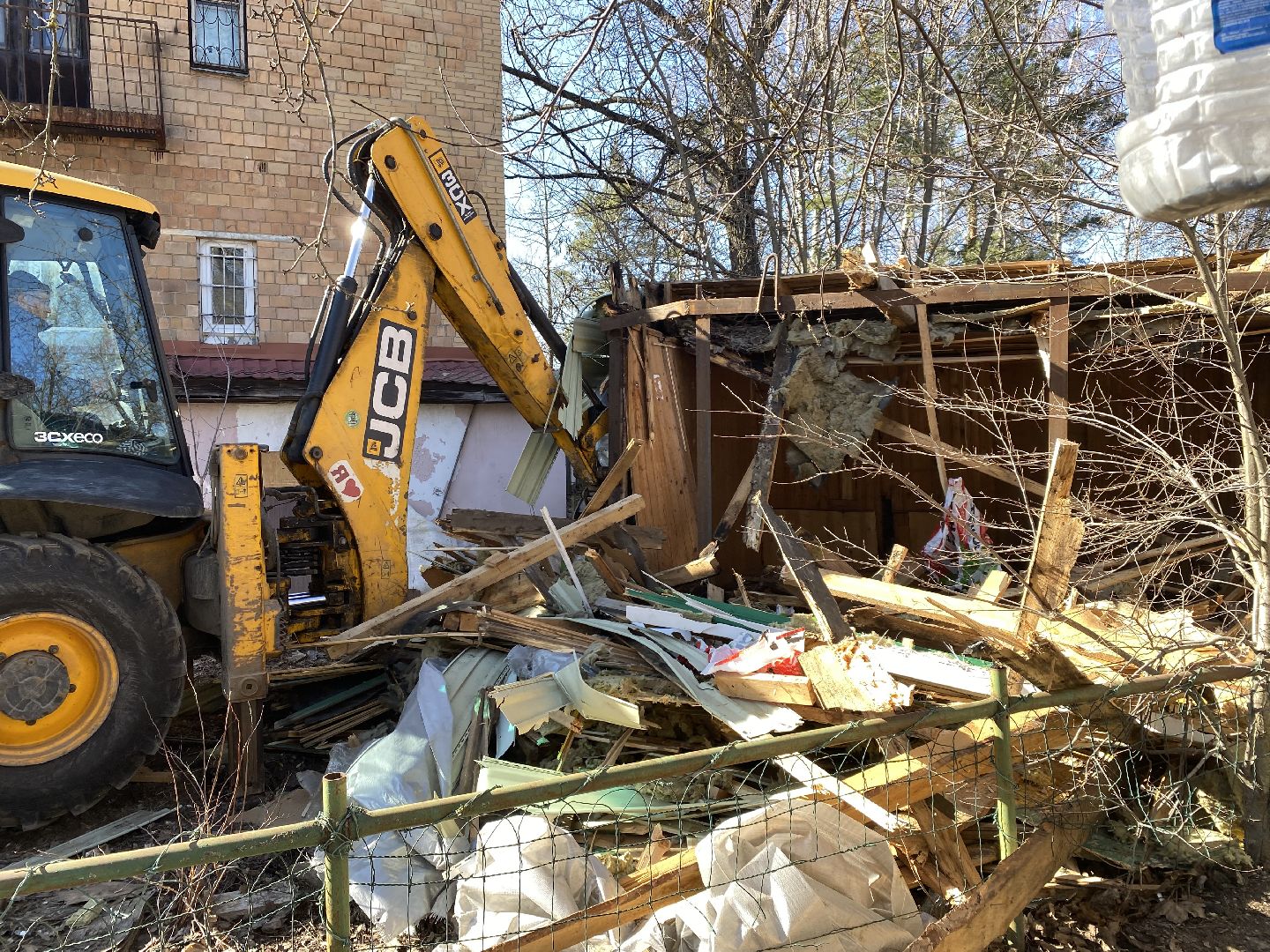 снос здания, снос незаконный строений, незаконное строение,
