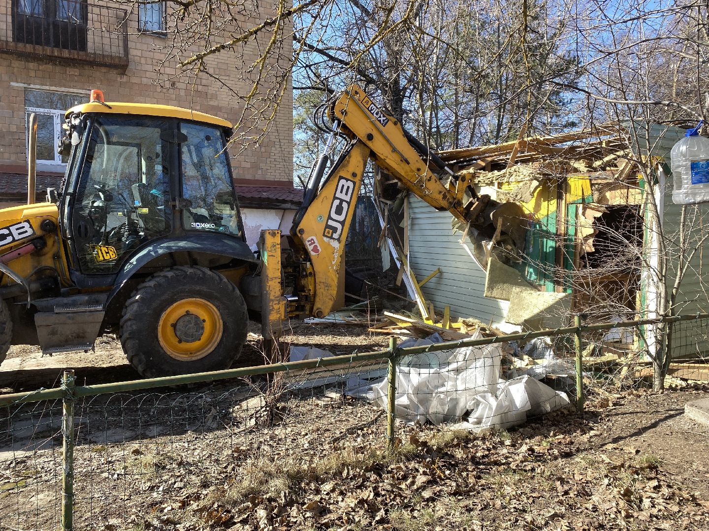 снос здания, снос незаконный строений, незаконное строение,