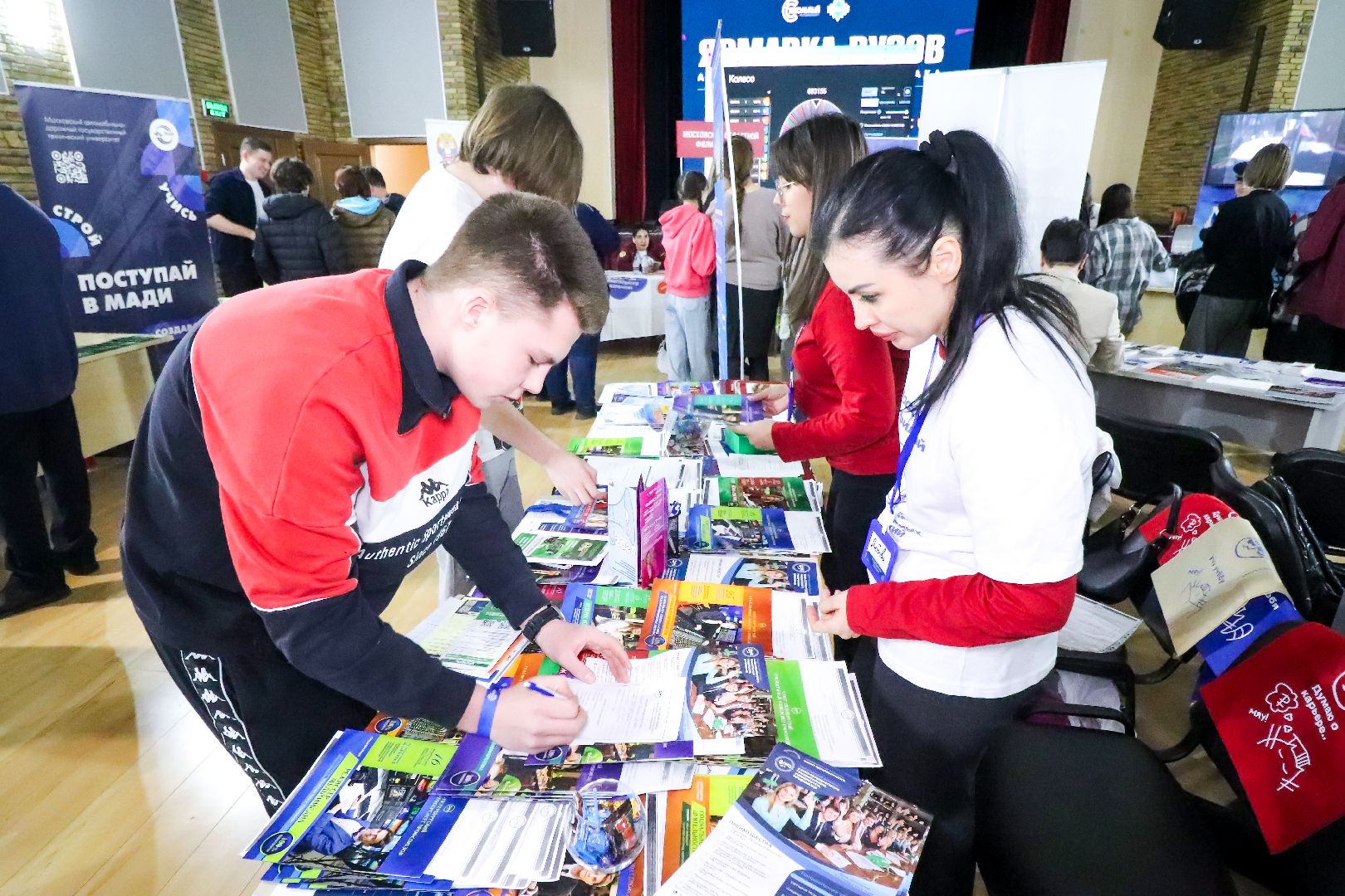 Клин, общество, образование, ярмарка вузов, студенты, школьники,