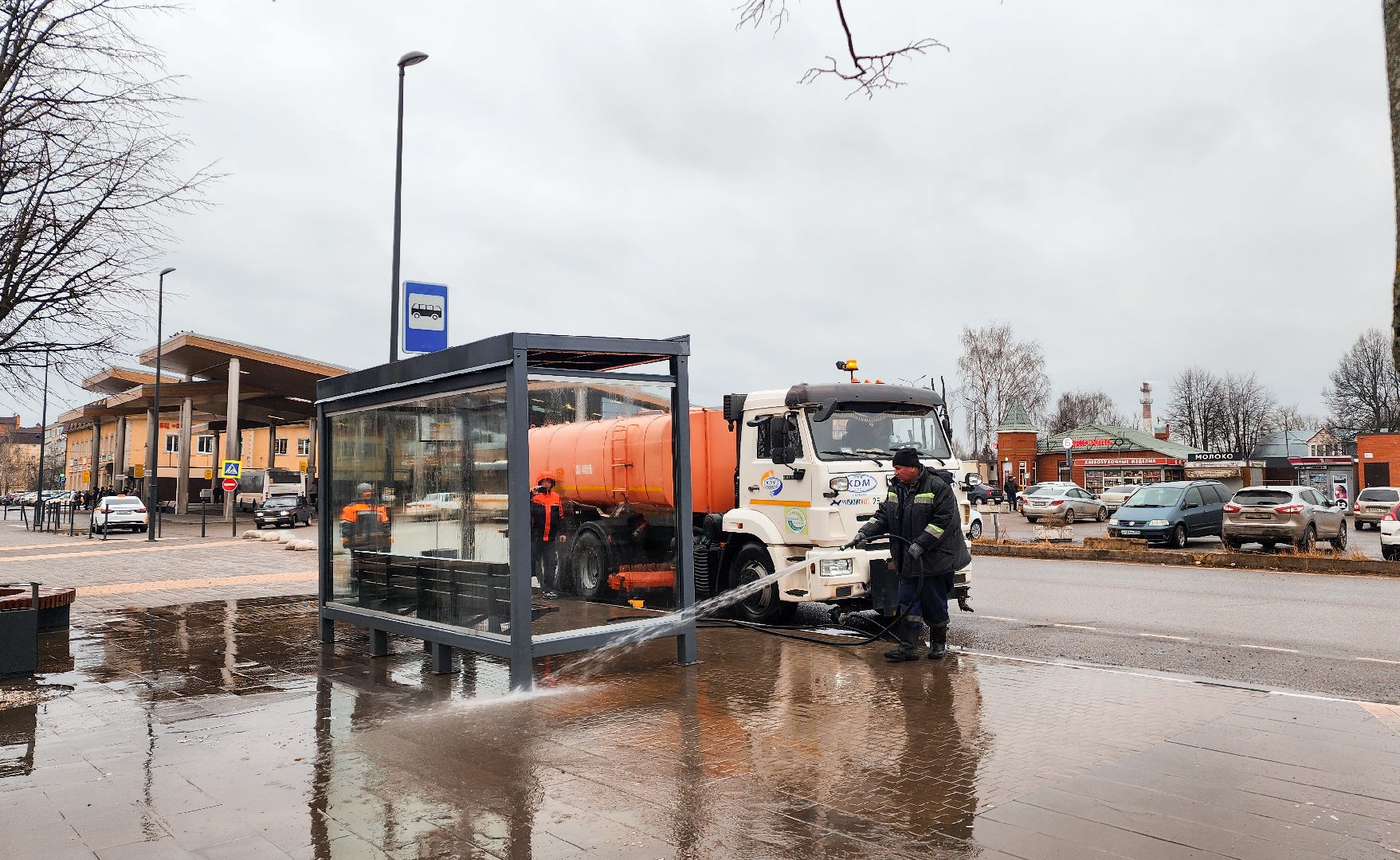 Бронницы, Благоустройство, Моют остановки, Влажная уборка города,
