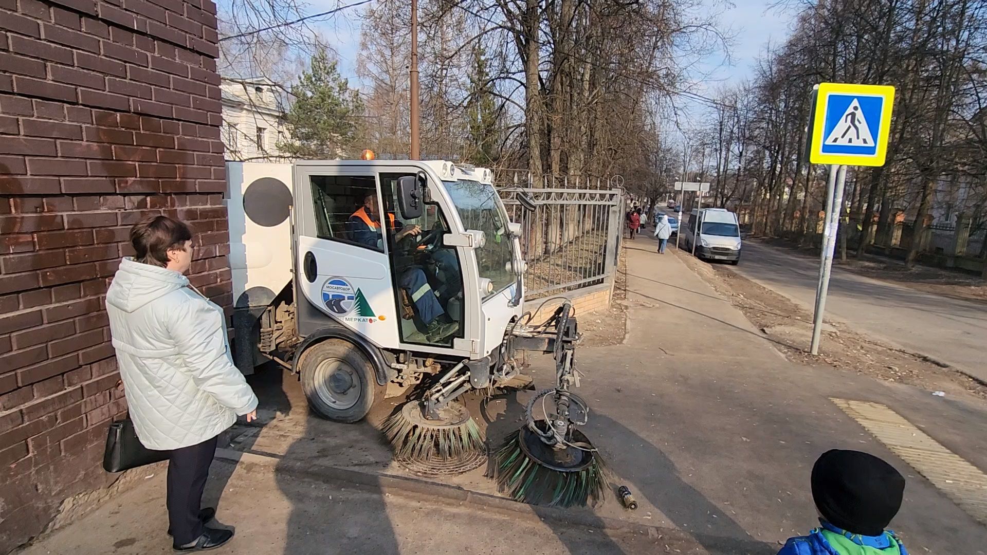 Чехов, улица Чехова, уборка тротуаров, чистка тротуаров, Мосавтодор, уборочная техника, спецтехника, МБУ Чеховское благоустройство,