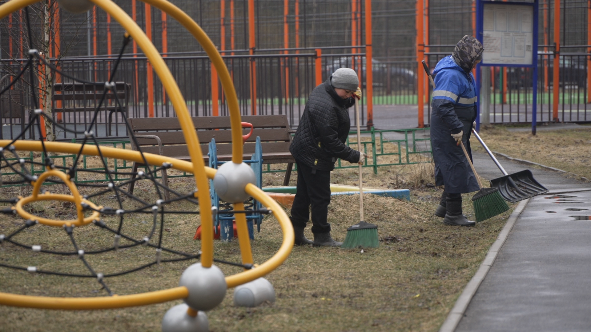содержание территории, микрорайон Школьный, микрорайон Тополек, МКУ ЖКХ и благоустройство, уборка детских площадок,