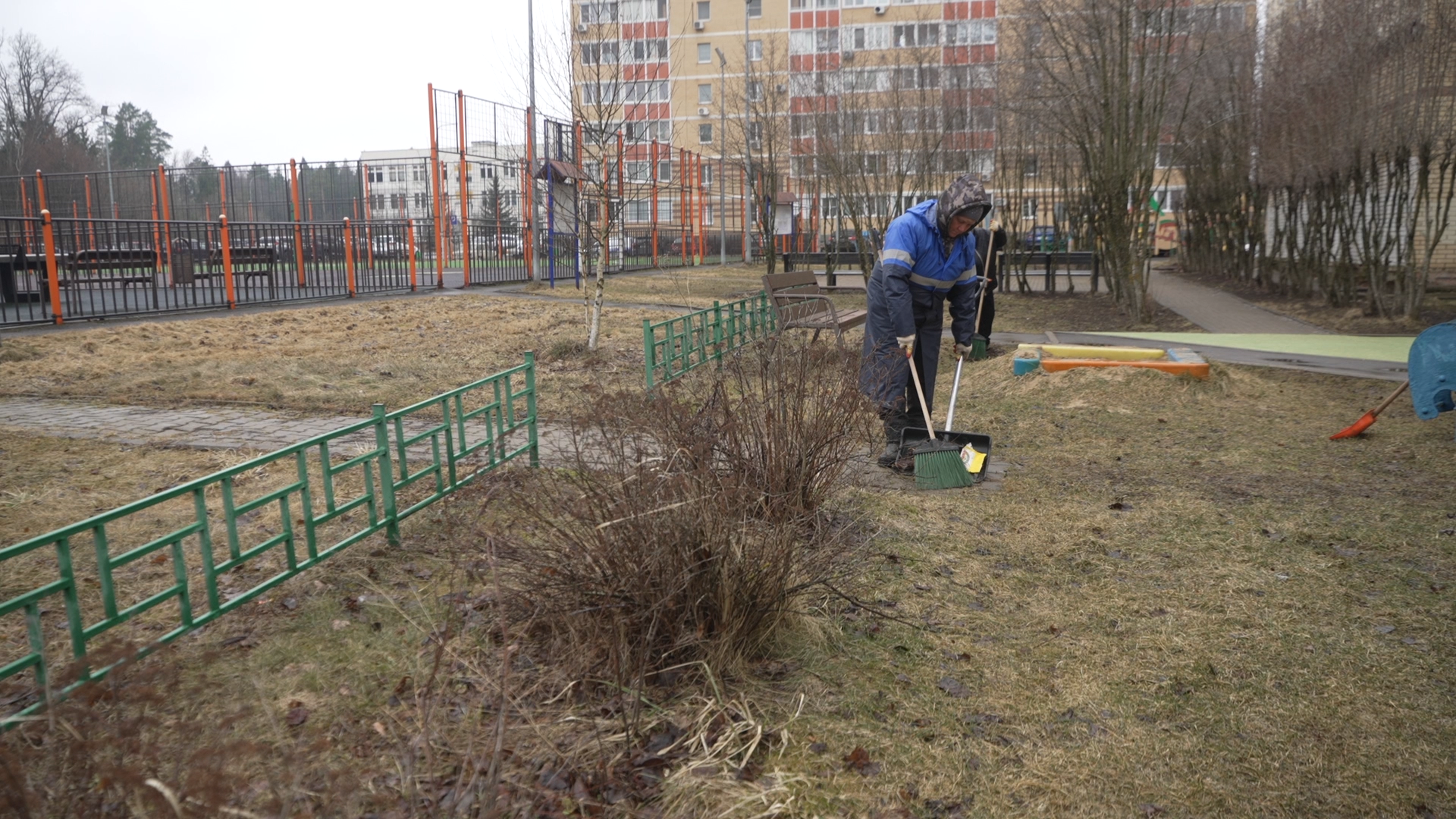 содержание территории, микрорайон Школьный, микрорайон Тополек, МКУ ЖКХ и благоустройство, уборка детских площадок,