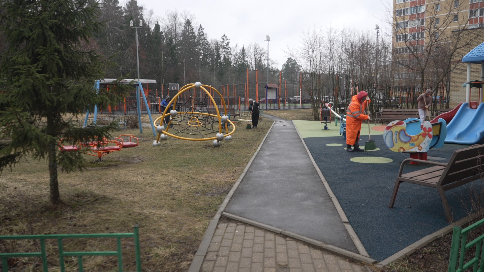 содержание территории, микрорайон Школьный, микрорайон Тополек, МКУ ЖКХ и благоустройство, уборка детских площадок,