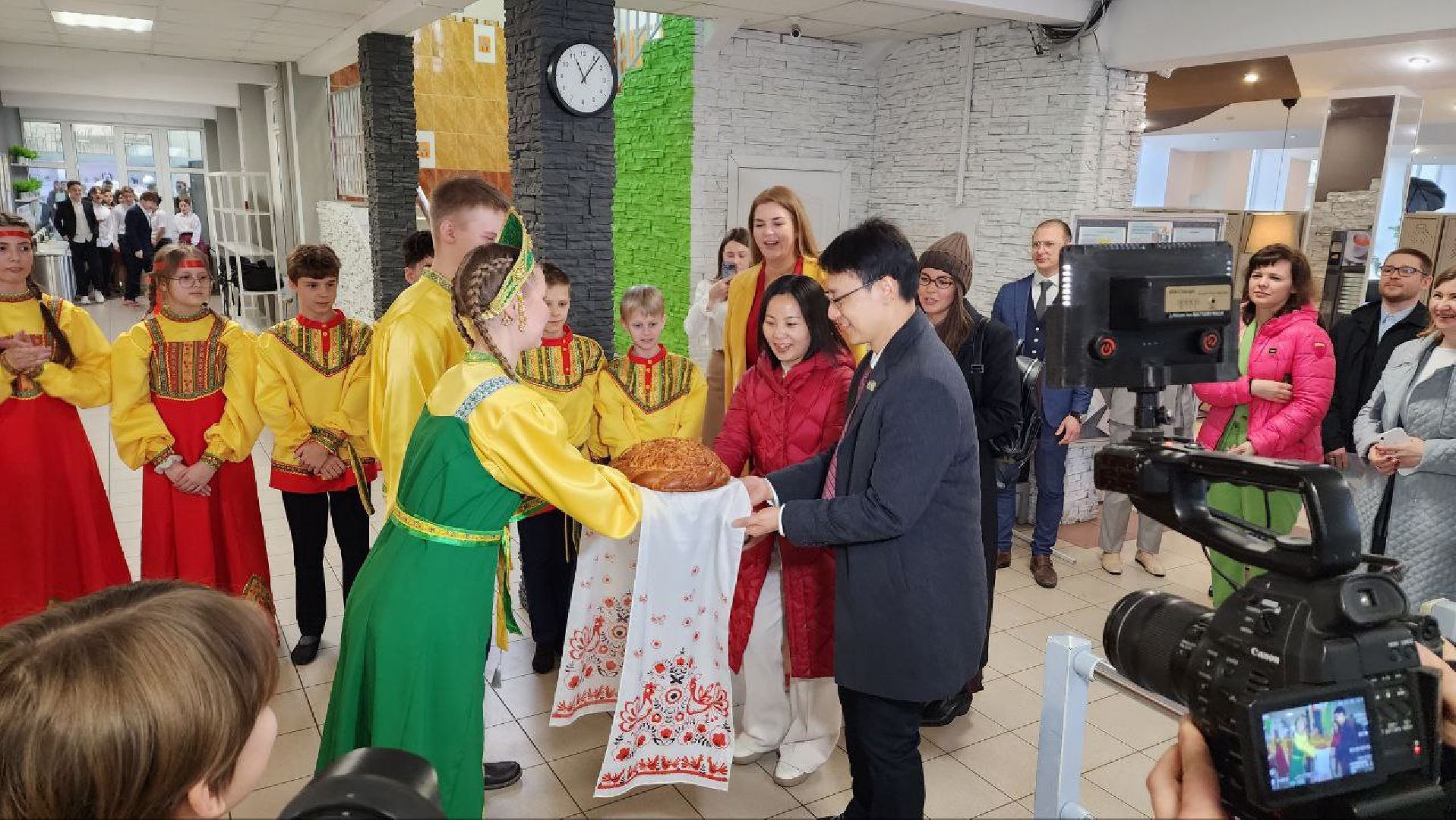 Дмитров, Гимназия Дмитров, Чжаоцин, КНР,