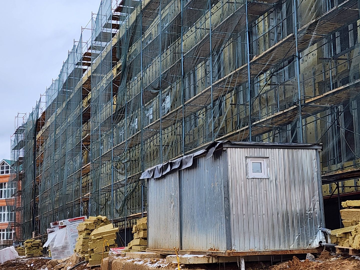 Чехов, школа 3, строительство пристройки на 200 мест, черновая отделка помещений, лестничные клетки, штукатурка, утепление фасада, монтаж инженерных сетей, госпрограмма московской области,