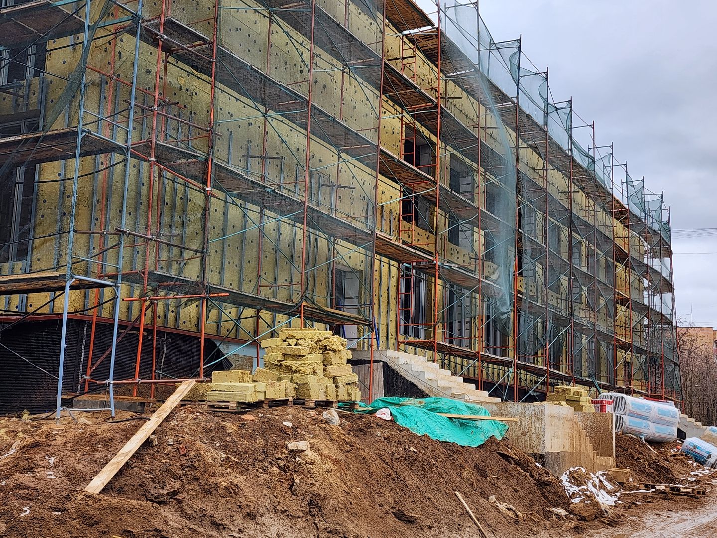 Чехов, школа 3, строительство пристройки на 200 мест, черновая отделка помещений, лестничные клетки, штукатурка, утепление фасада, монтаж инженерных сетей, госпрограмма московской области,