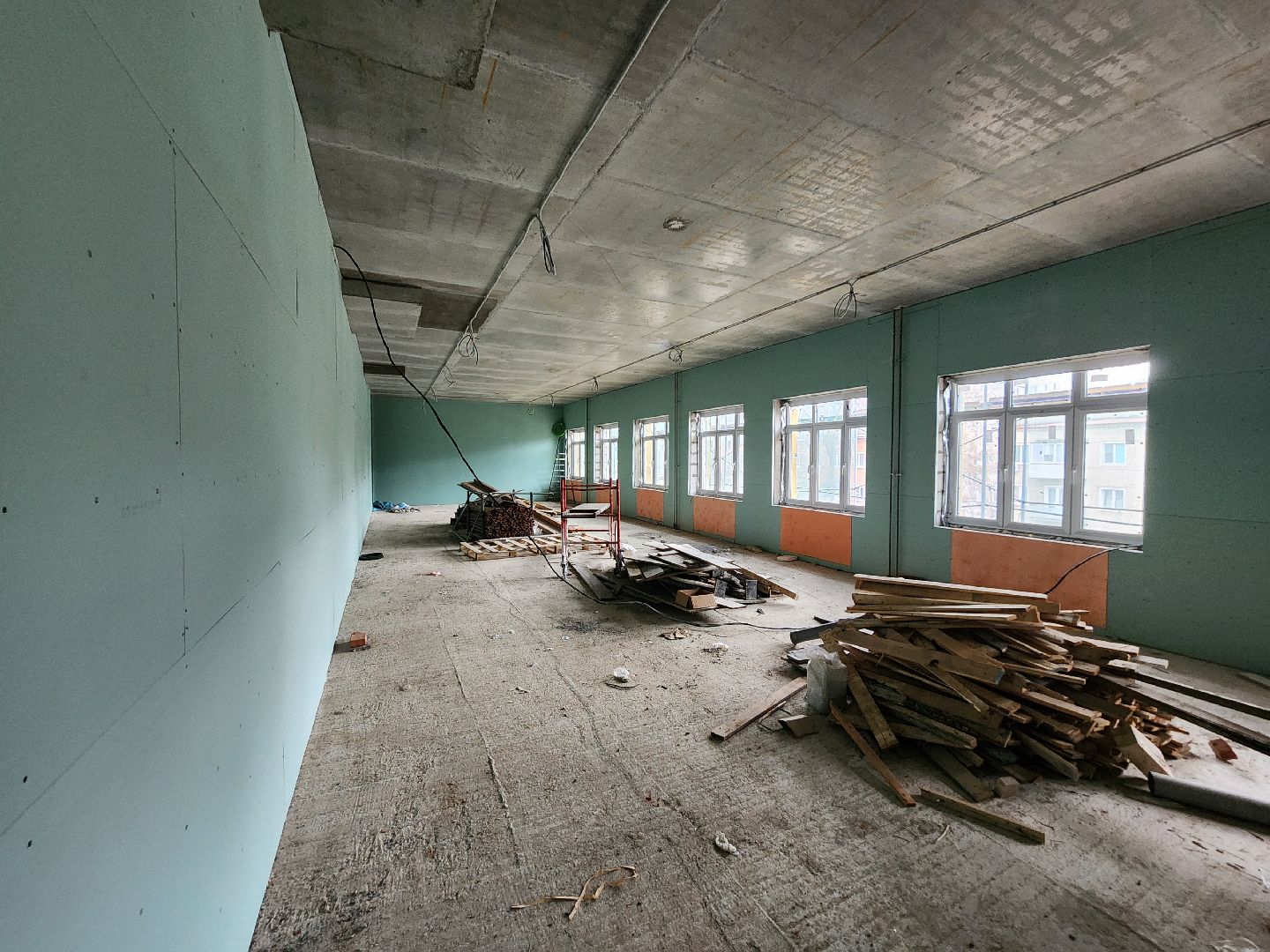 Чехов, школа 3, строительство пристройки на 200 мест, черновая отделка помещений, лестничные клетки, штукатурка, утепление фасада, монтаж инженерных сетей, госпрограмма московской области,