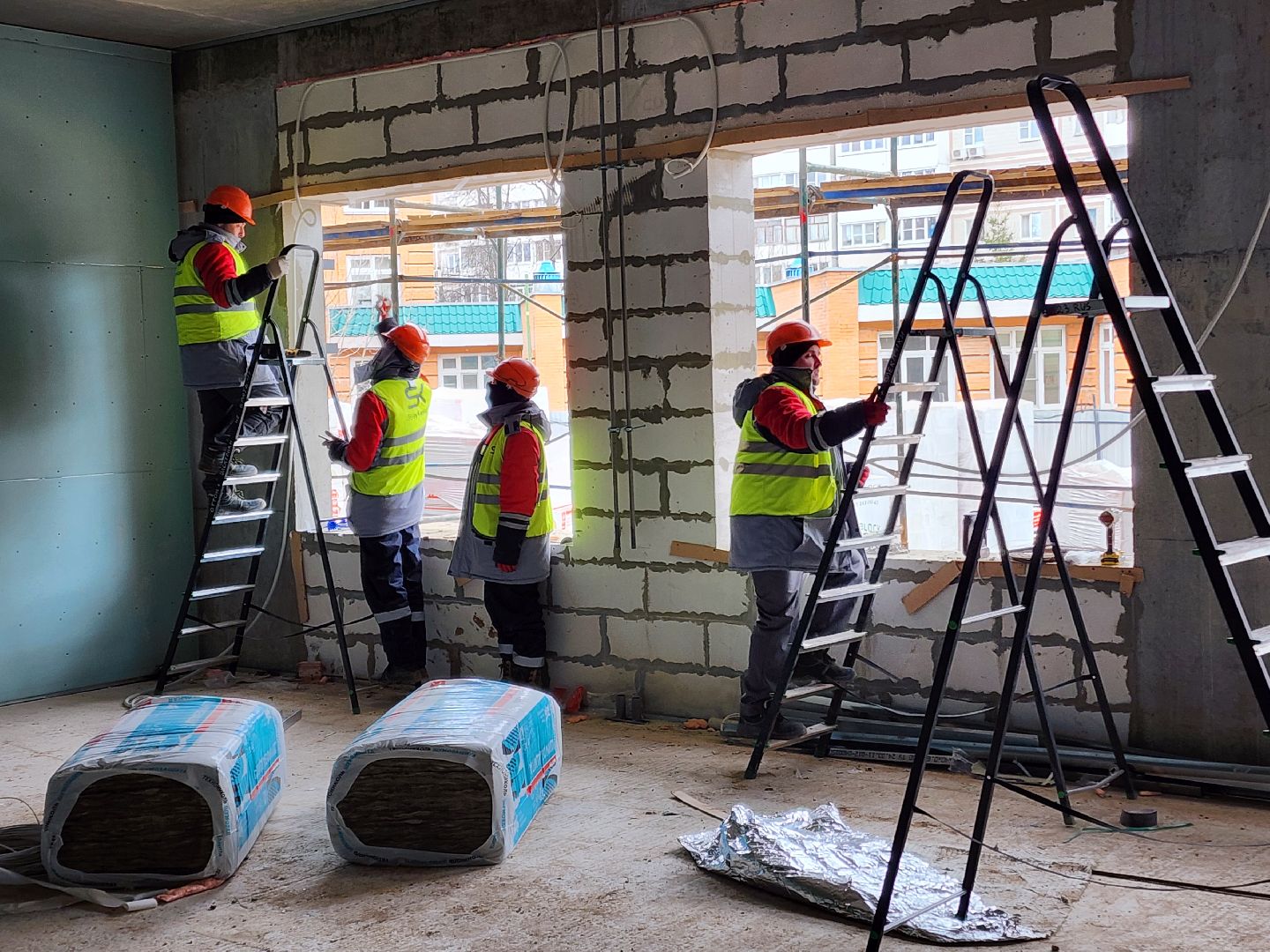 Чехов, школа 3, строительство пристройки на 200 мест, черновая отделка помещений, лестничные клетки, штукатурка, утепление фасада, монтаж инженерных сетей, госпрограмма московской области,