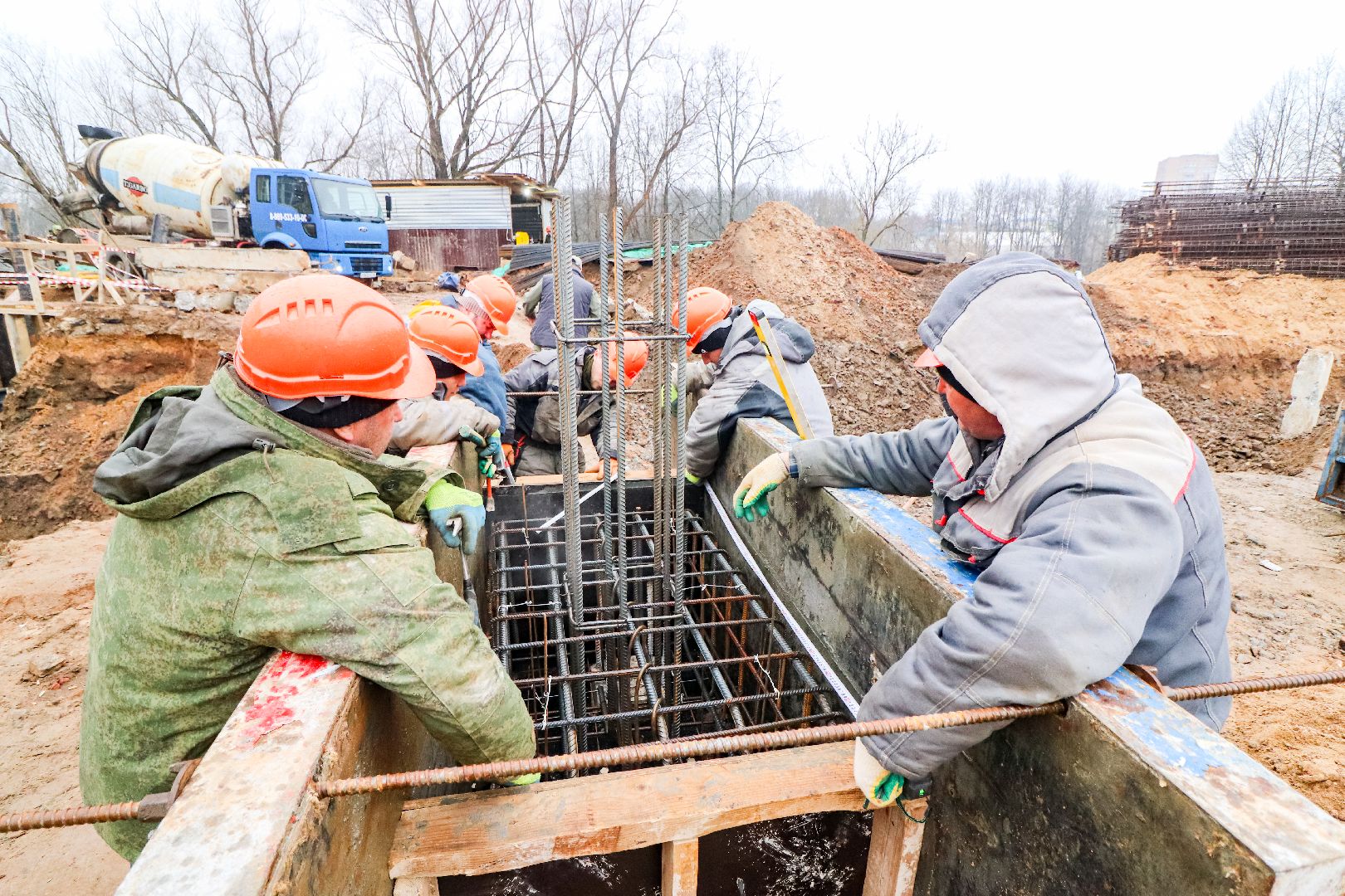 Клин, строительство, спорт, стройка спортшколы, люди, Подмосковье,