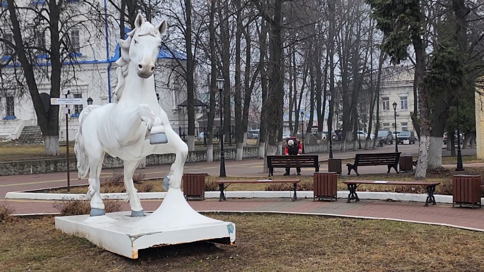 Бронницы, Благоустройство, Красят лавочки,