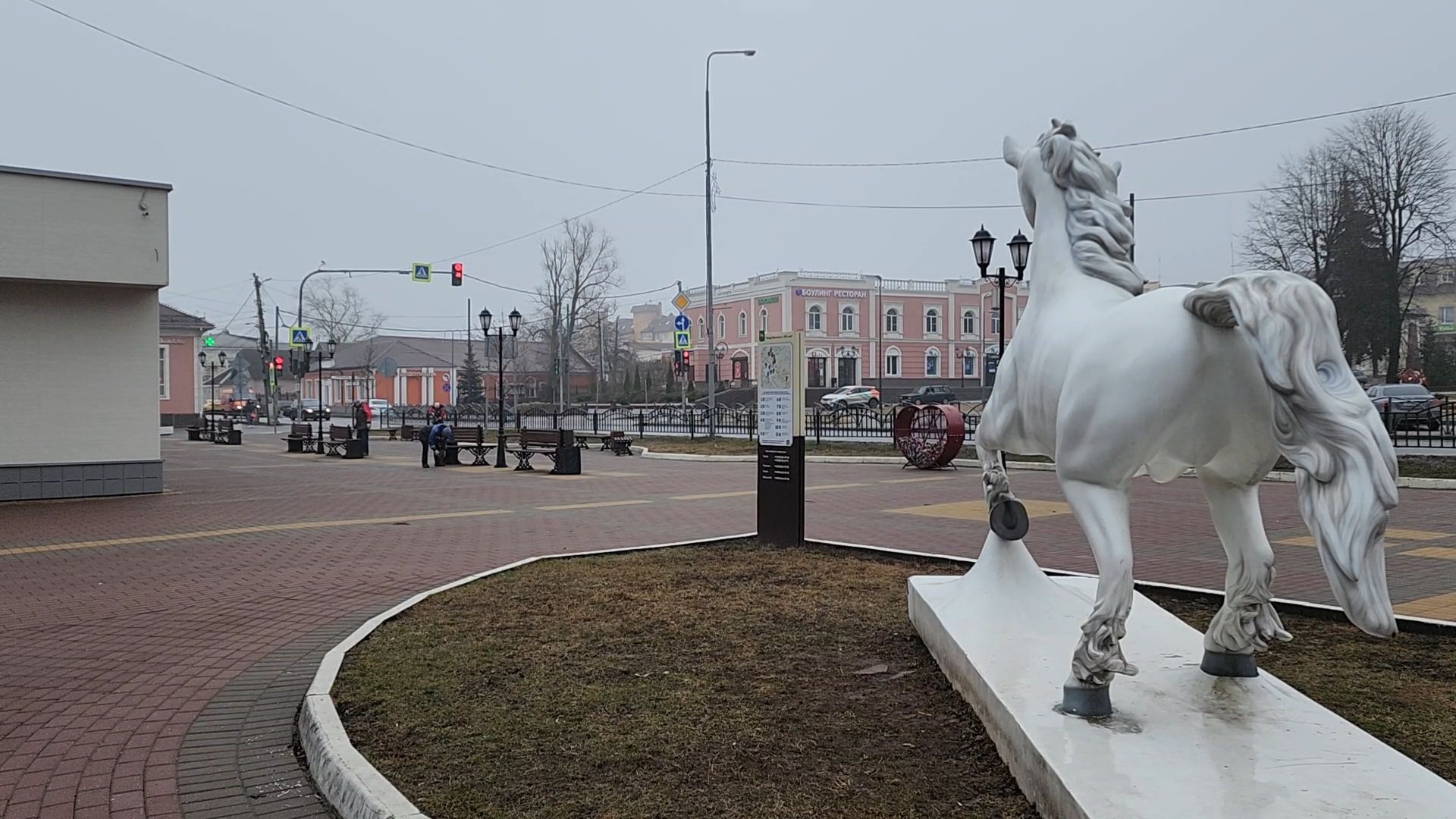 Бронницы, Благоустройство, Красят лавочки,