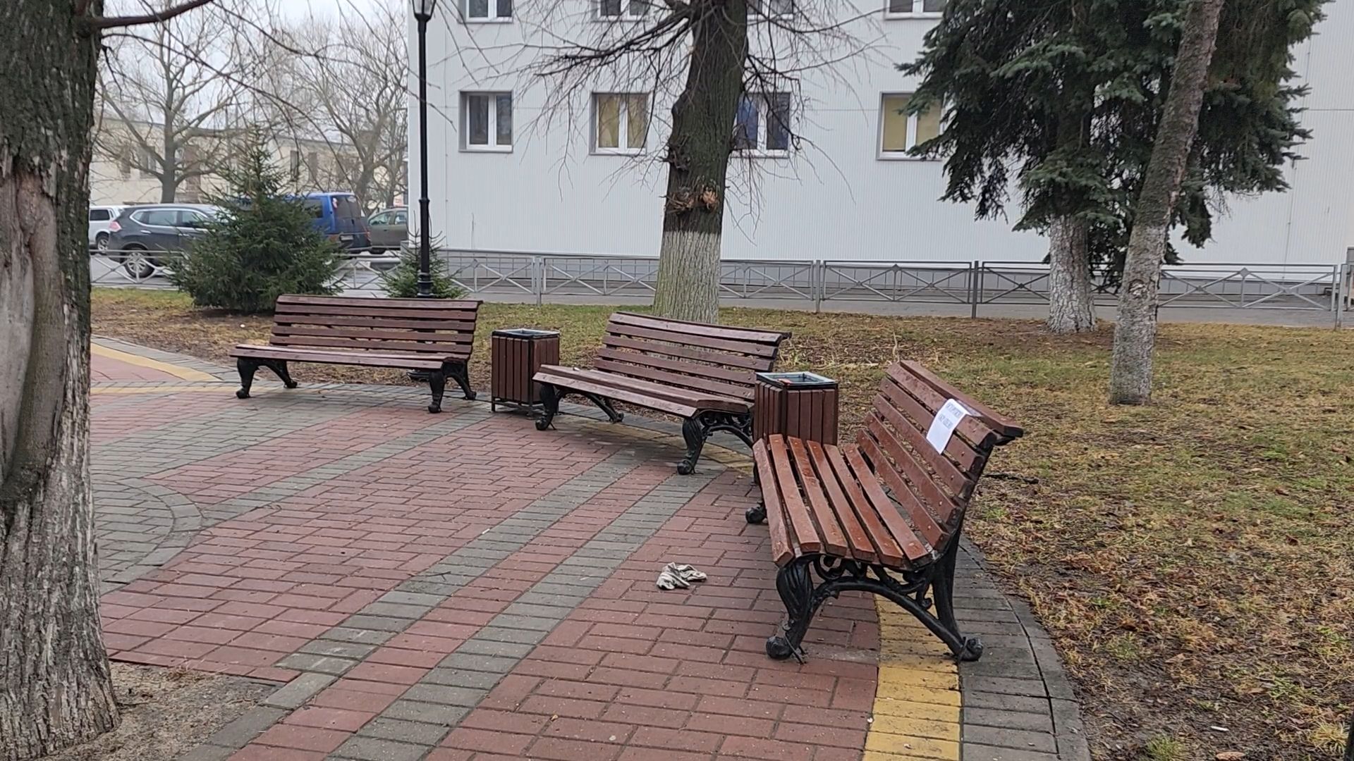 Бронницы, Благоустройство, Красят лавочки,