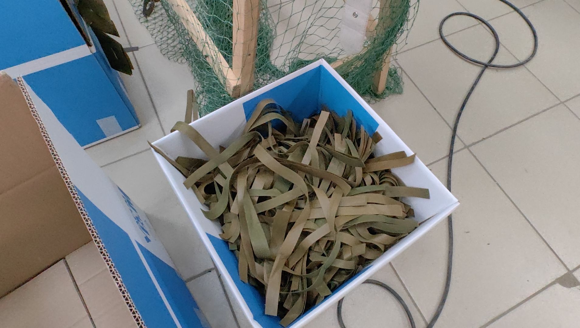 гуманитарная помощь, маскировочные сети, медикаменты, окопные свечи,