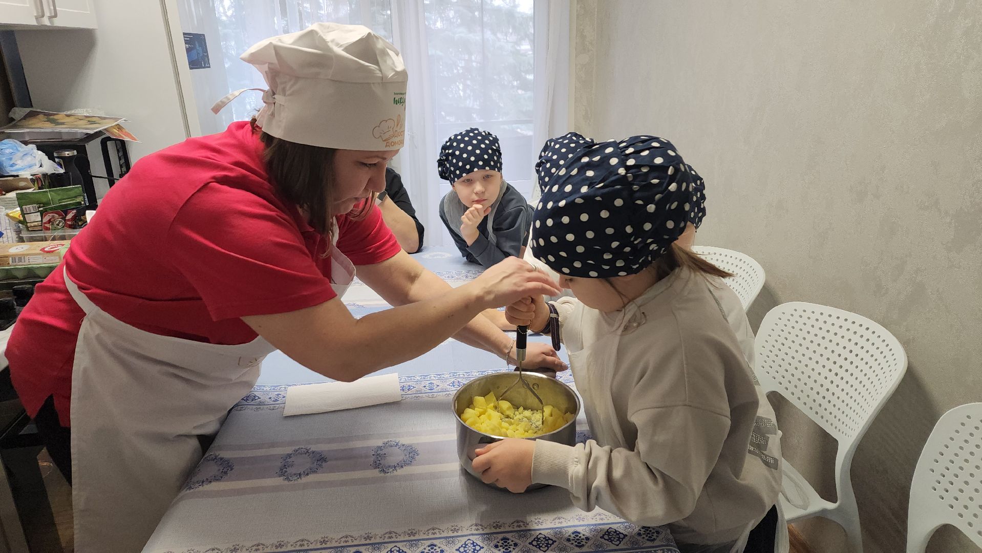 ивантеевка, центр социального обслуживания, дети с особенностями развития, мастер-класс,кухня, пирожные, социализация детей,
