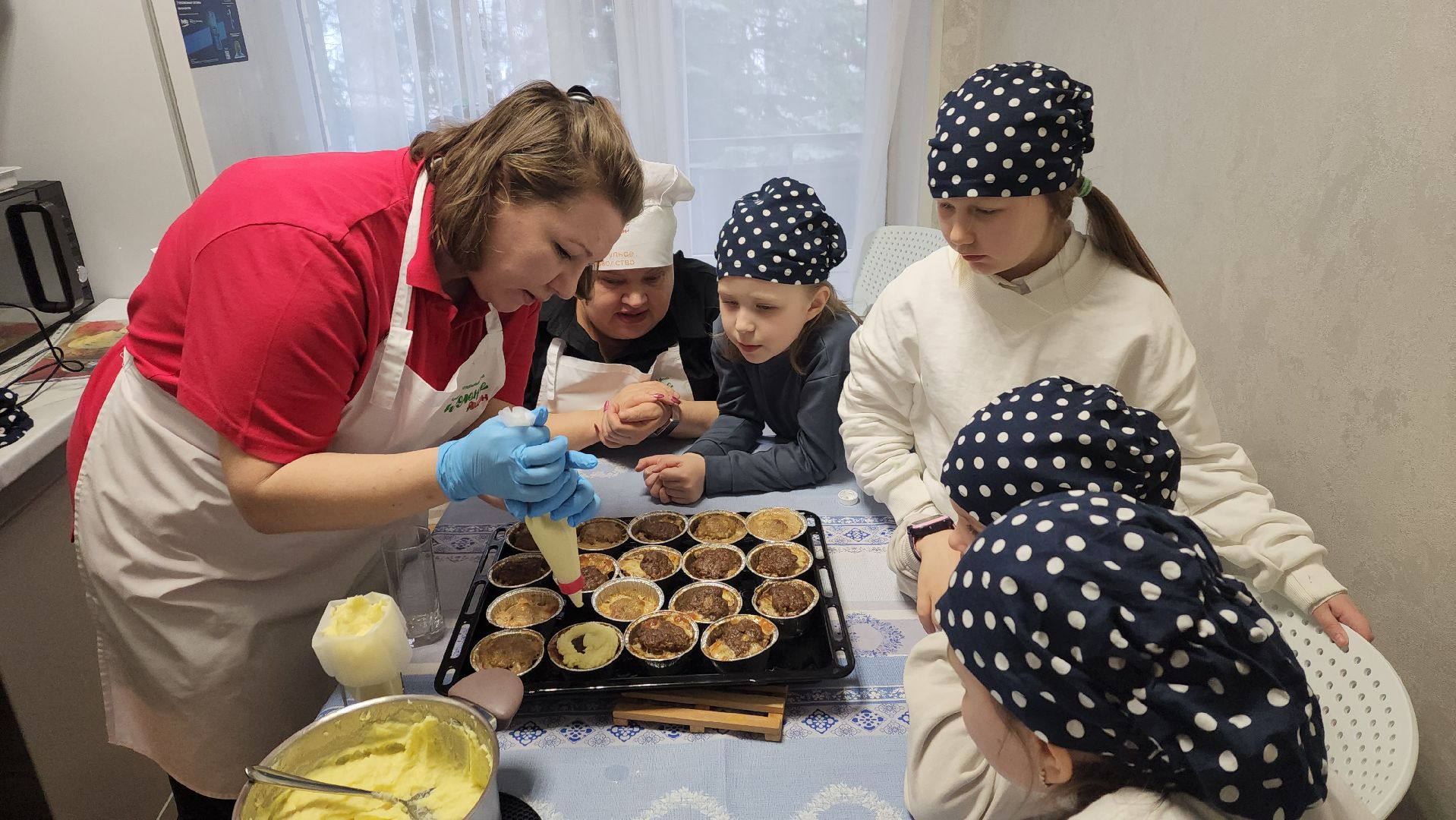 ивантеевка, центр социального обслуживания, дети с особенностями развития, мастер-класс,кухня, пирожные, социализация детей,
