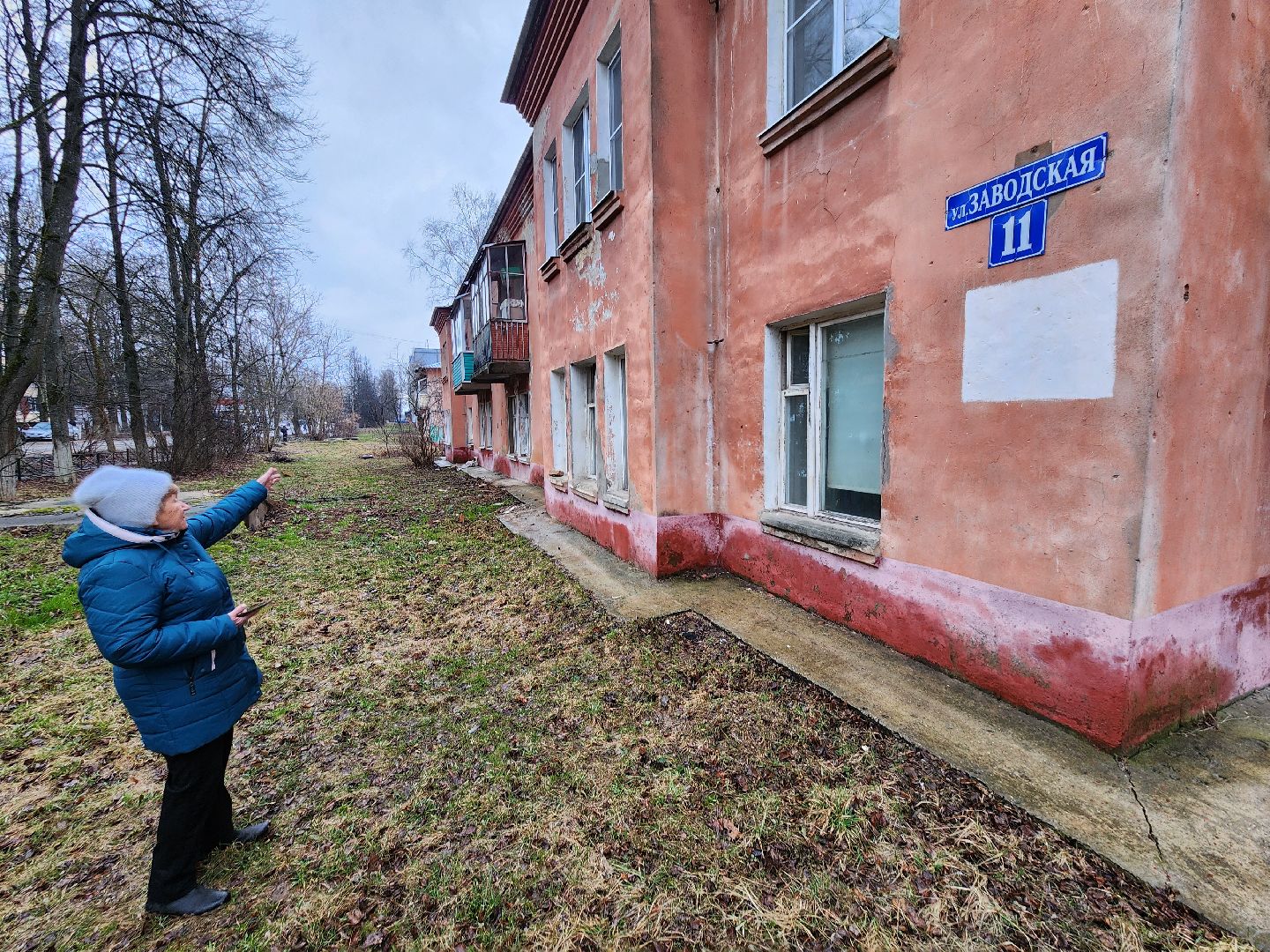 Чехов, поселок Любучаны, выездная администрация, встреча с жителями, обращения граждан, улица Заводская, текущий ремонт, отмостка, фасад, цоколь, мбу чеховское благоустройство,