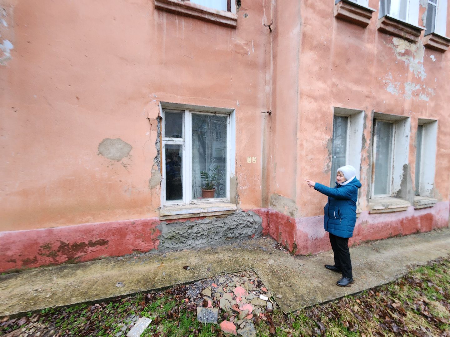 Чехов, поселок Любучаны, выездная администрация, встреча с жителями, обращения граждан, улица Заводская, текущий ремонт, отмостка, фасад, цоколь, мбу чеховское благоустройство,