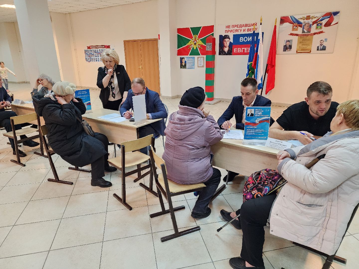 Чехов, поселок Любучаны, выездная администрация, встреча с жителями, обращения граждан, улица Заводская, текущий ремонт, отмостка, фасад, цоколь, мбу чеховское благоустройство,